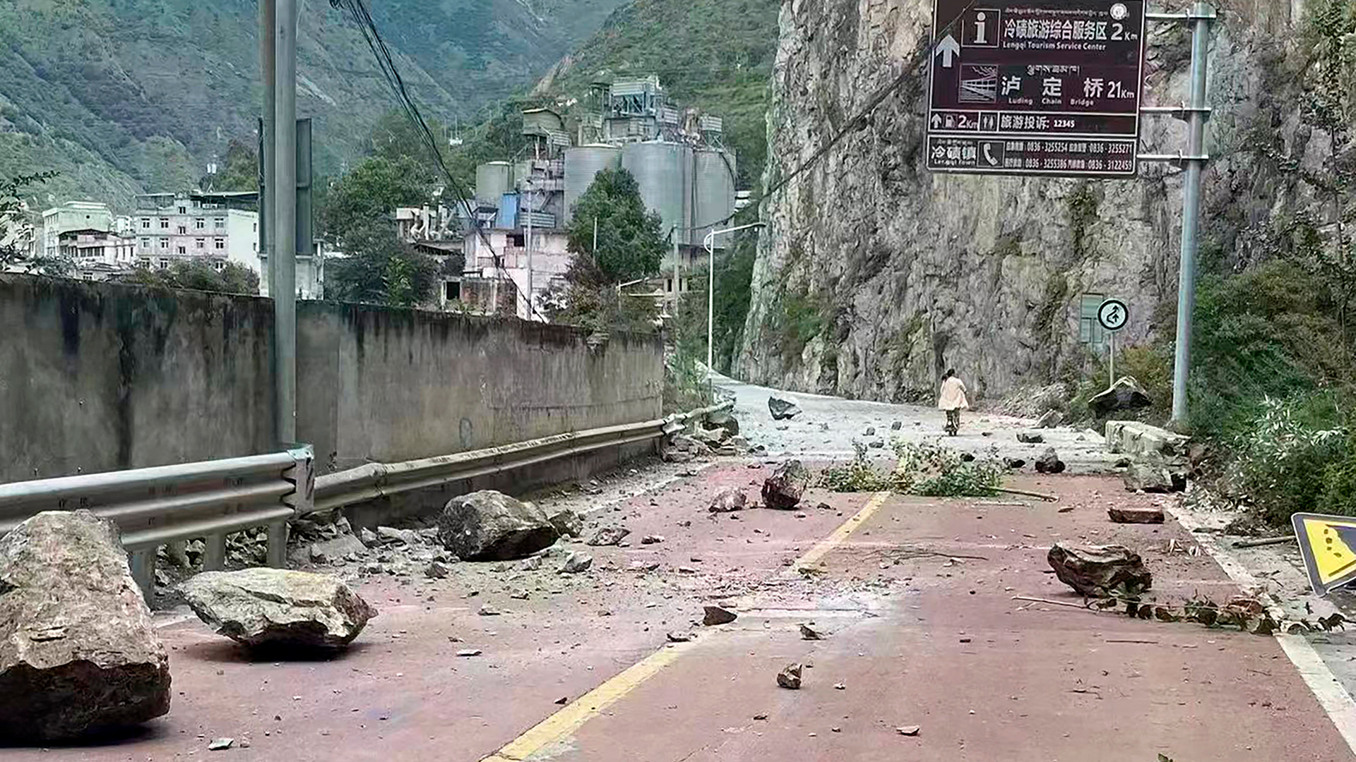 Herabgestürzte Felsen liegen auf einer Straße in der Nähe der Stadt Lengqi im Kreis Luding in der südwestchinesischen Provinz Sichuan. | AP