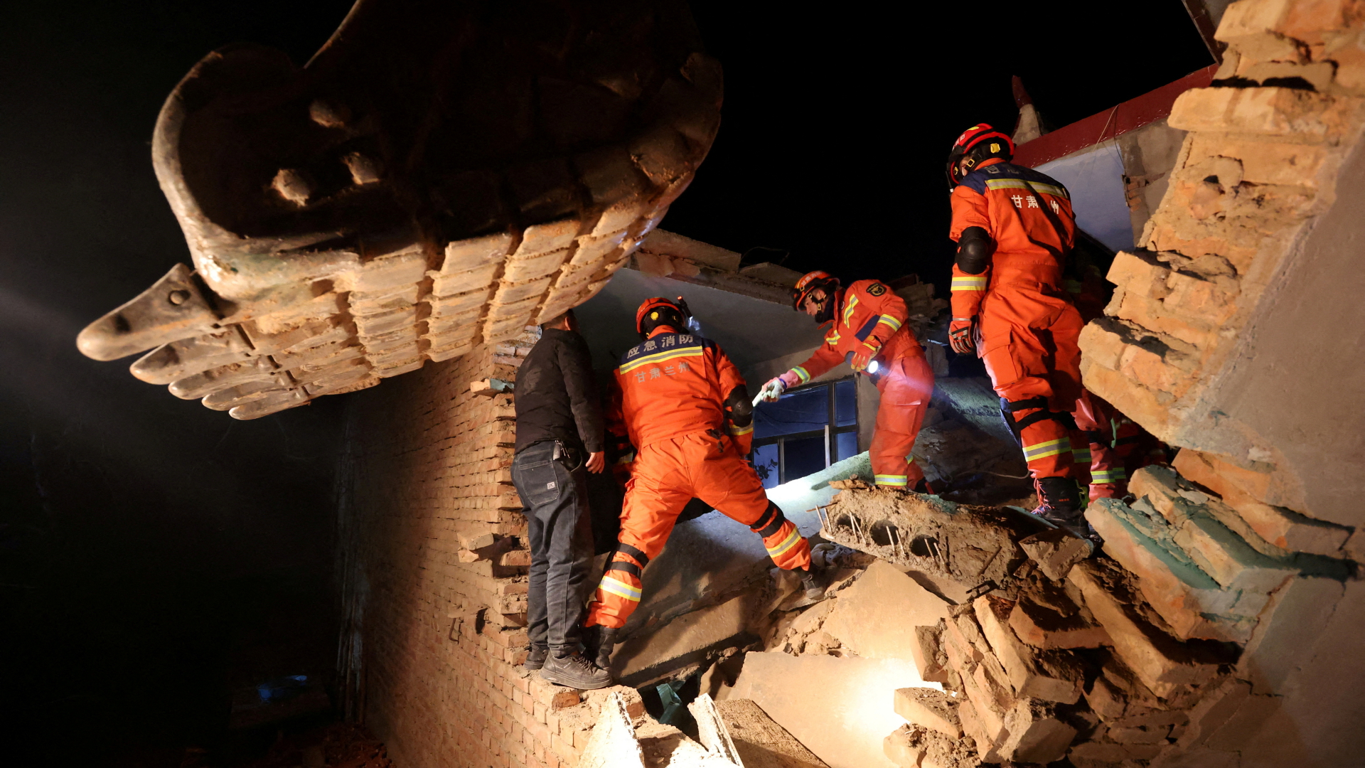 Rettungskräfte nach einem Erdbeben im Nordwesten Chinas.
