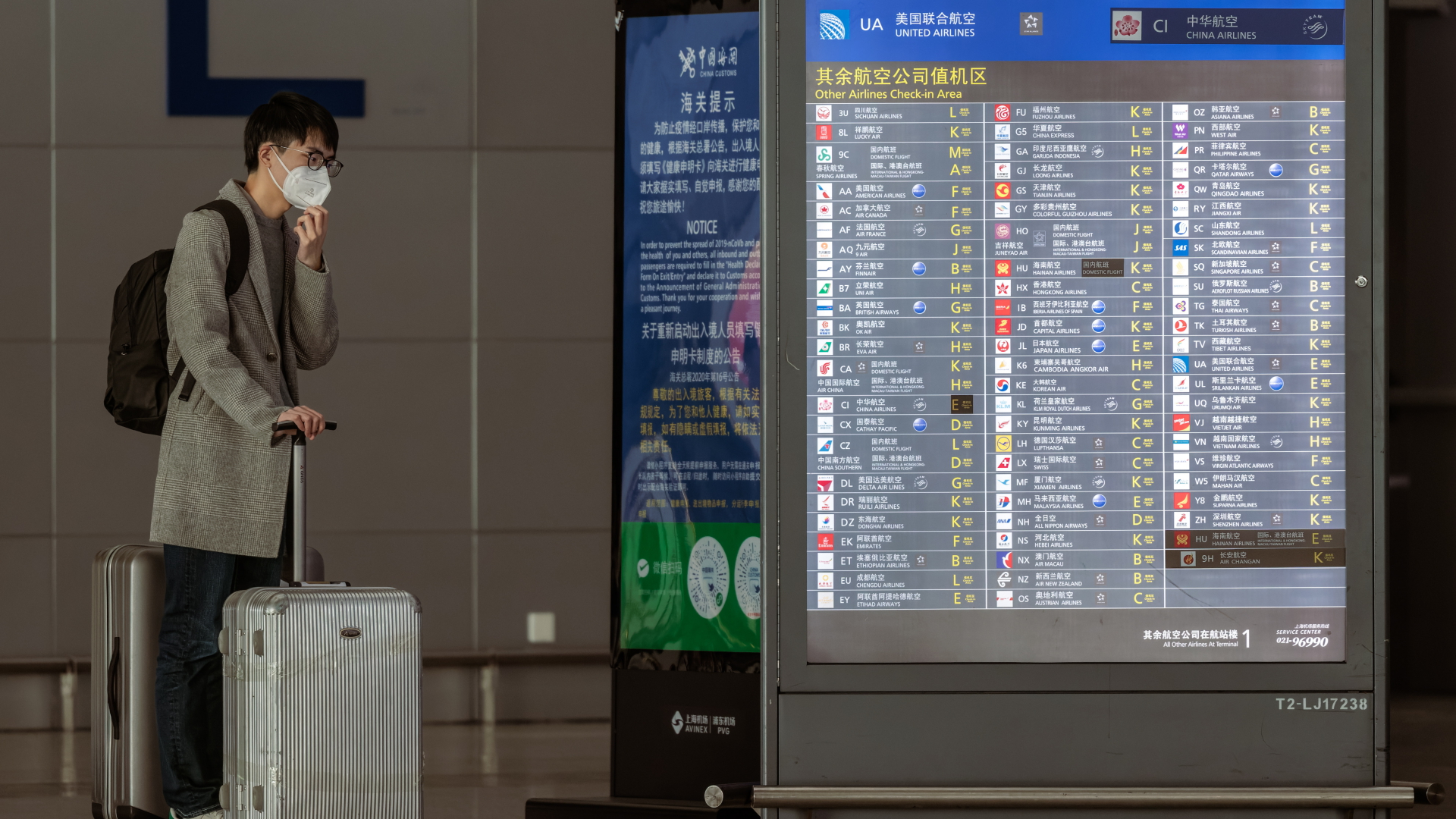 Ein Reisender am Flughafen Pudong in Shanghai. | EPA