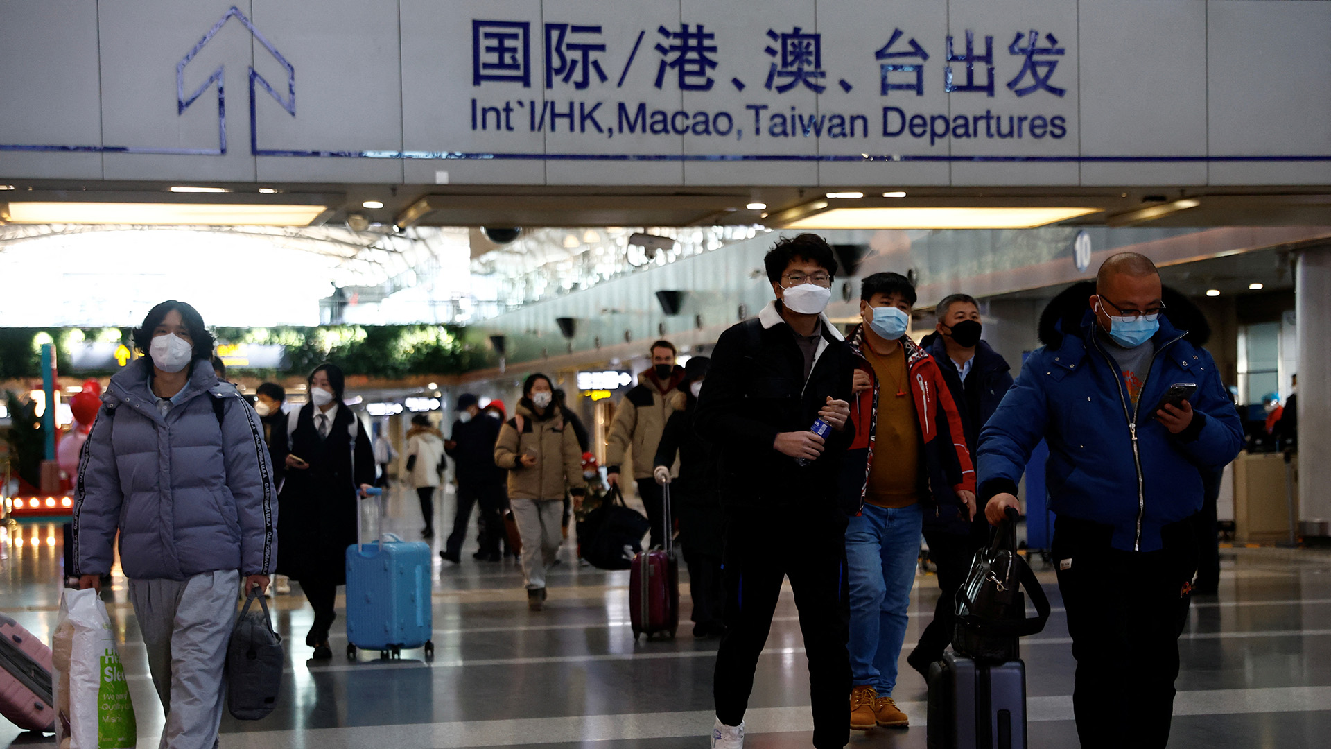 Reisende mit Gepäck am Capital International Airport in Peking. | REUTERS