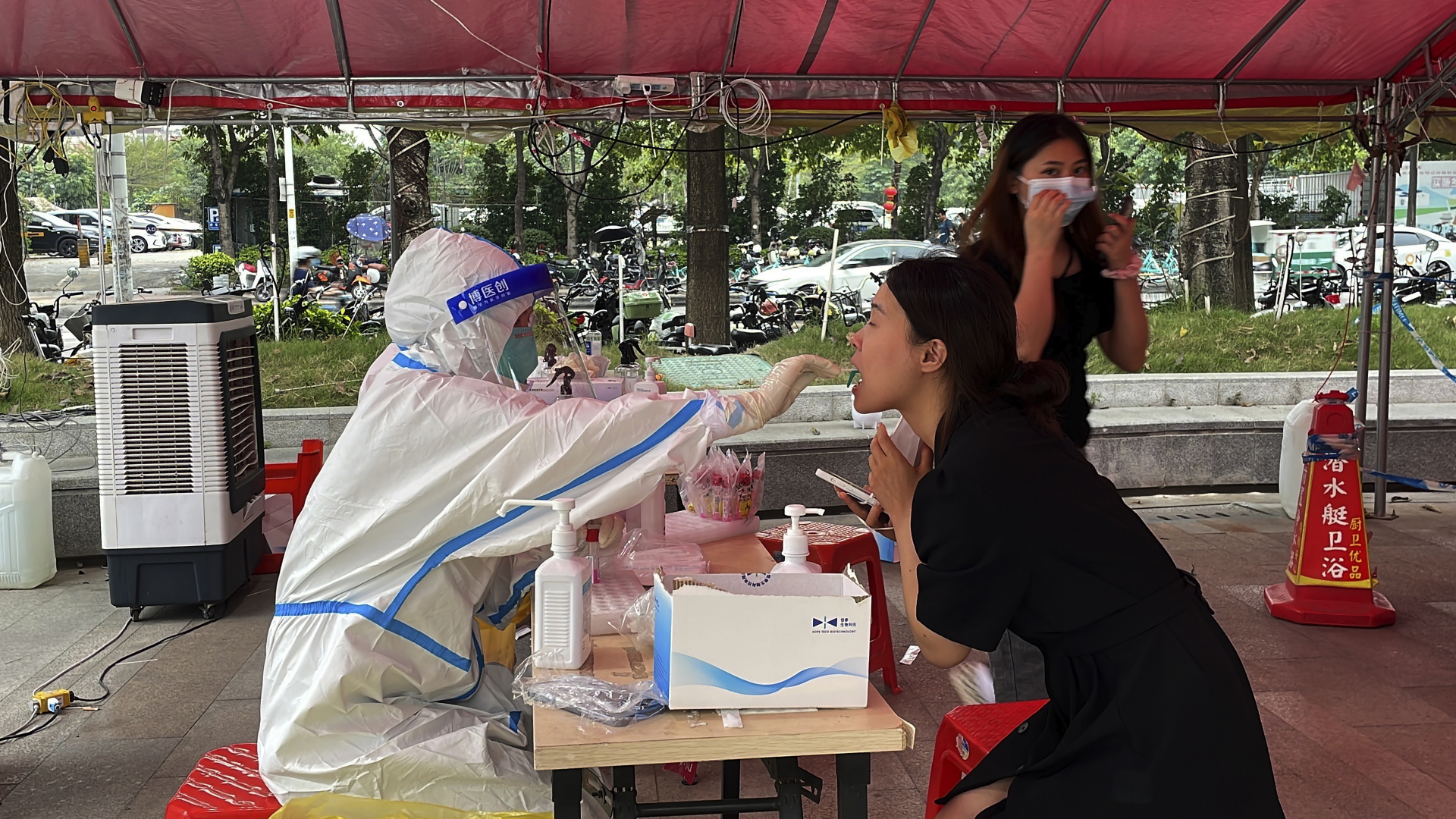 Ein Frau lässt an einer Teststation im chinesischen Guangzhou einen Corona-Test durchführen | dpa