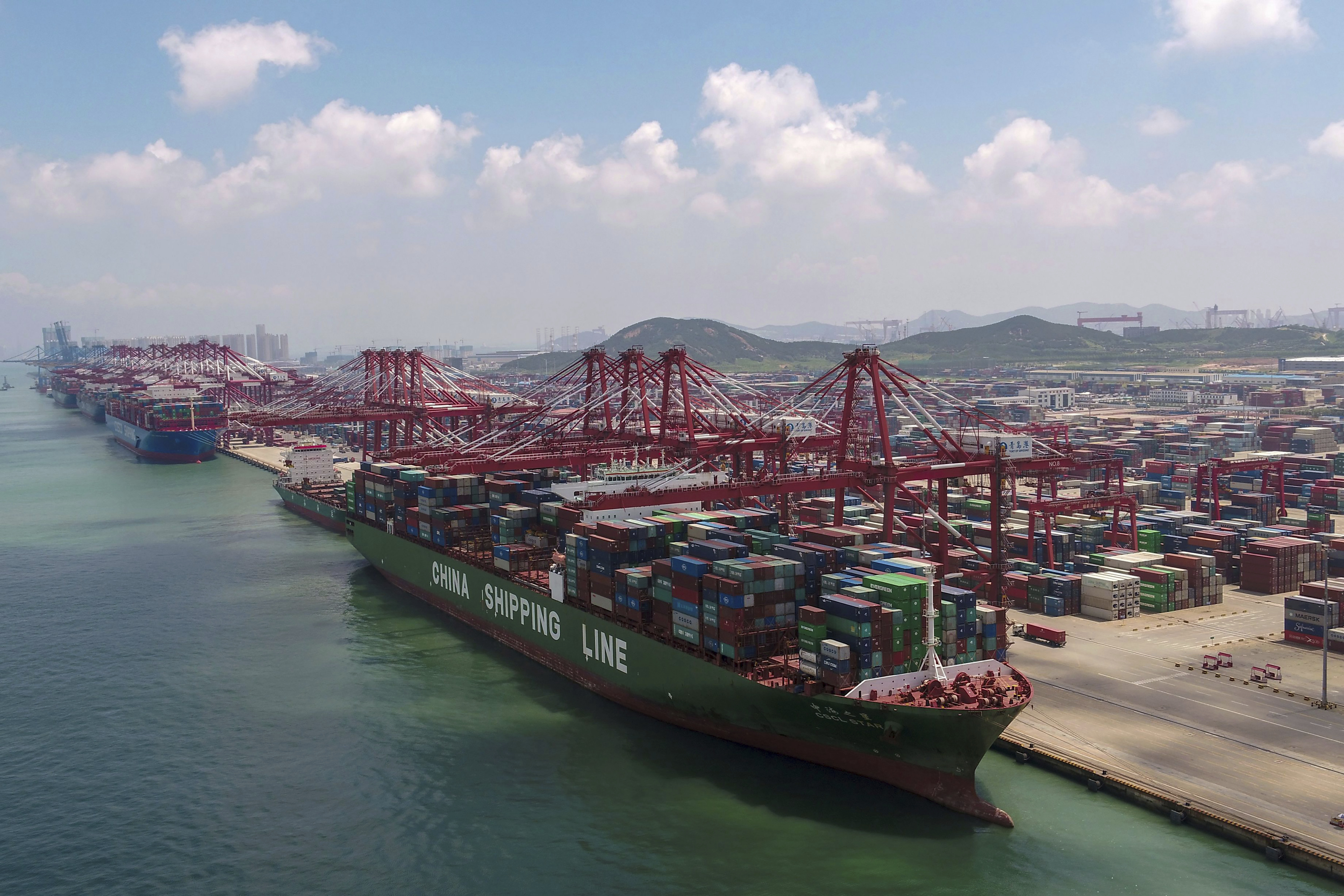 Ein Containerschiff der China Shipping Line legt im Hafen der Provinz Shandong an | picture alliance/dpa/CHINATOPIX/AP