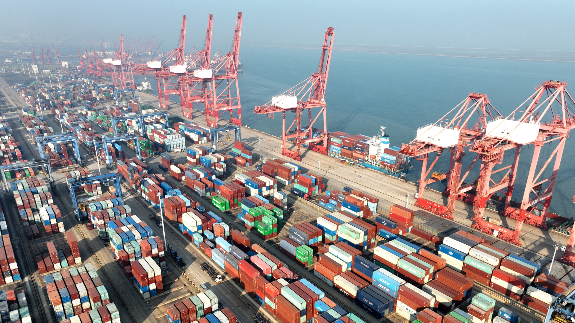 Diese Luftaufnahme zeigt das Containerterminal im Hafen von Lianyungang in der ostchinesischen Provinz Jiangsu. | dpa