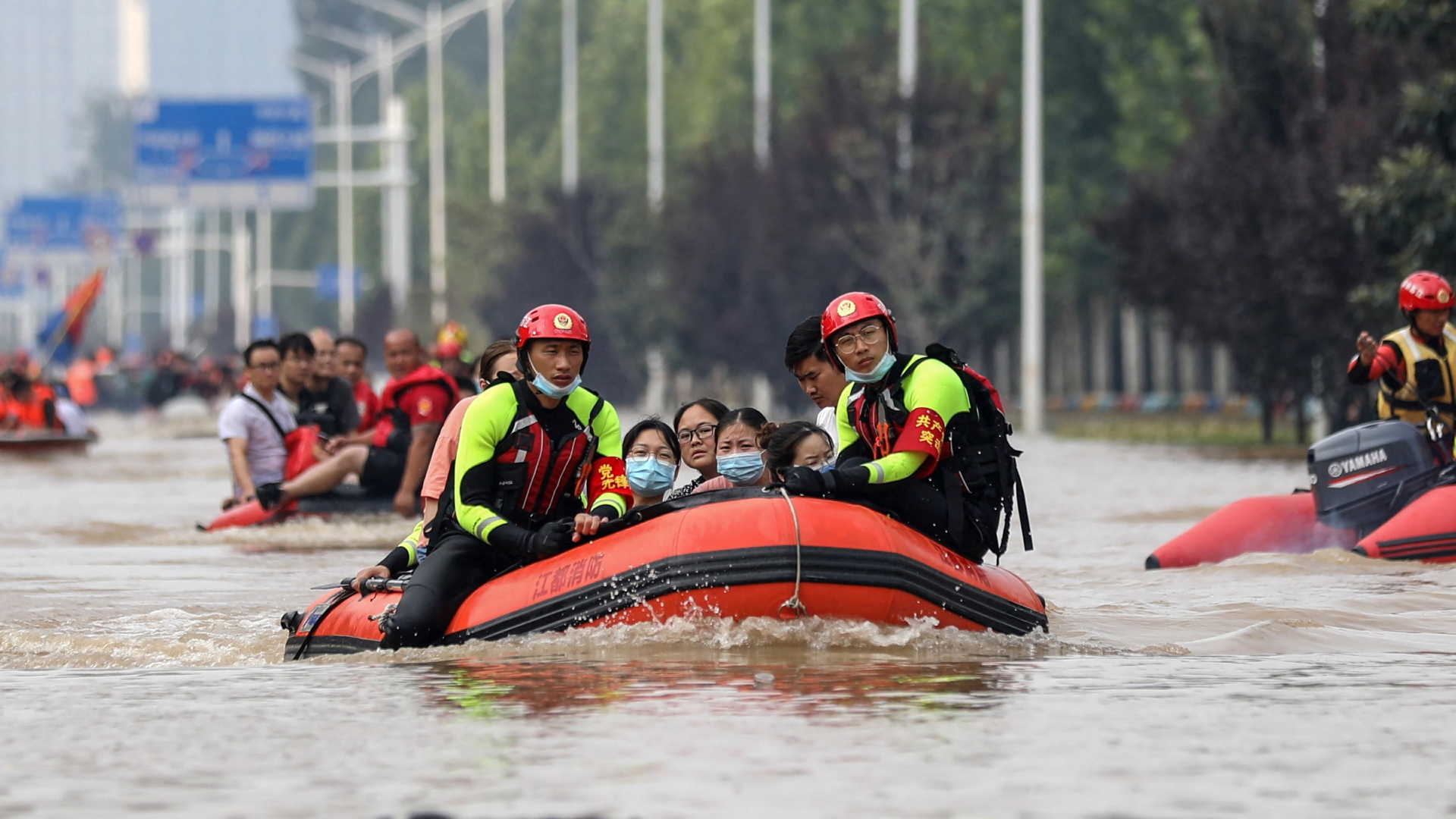 In der Chinesischen Stadt Yangzhou werden Hochwasseropfer mit Rettungsbooten in Sicherheit gebracht. | AFP