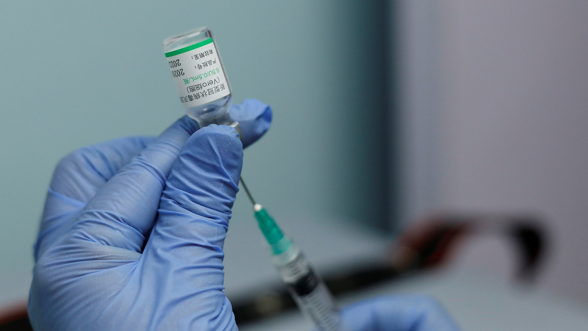 Der chinesische Impfstoff Sinopharm wird in eine Spritze aufgezogen | REUTERS