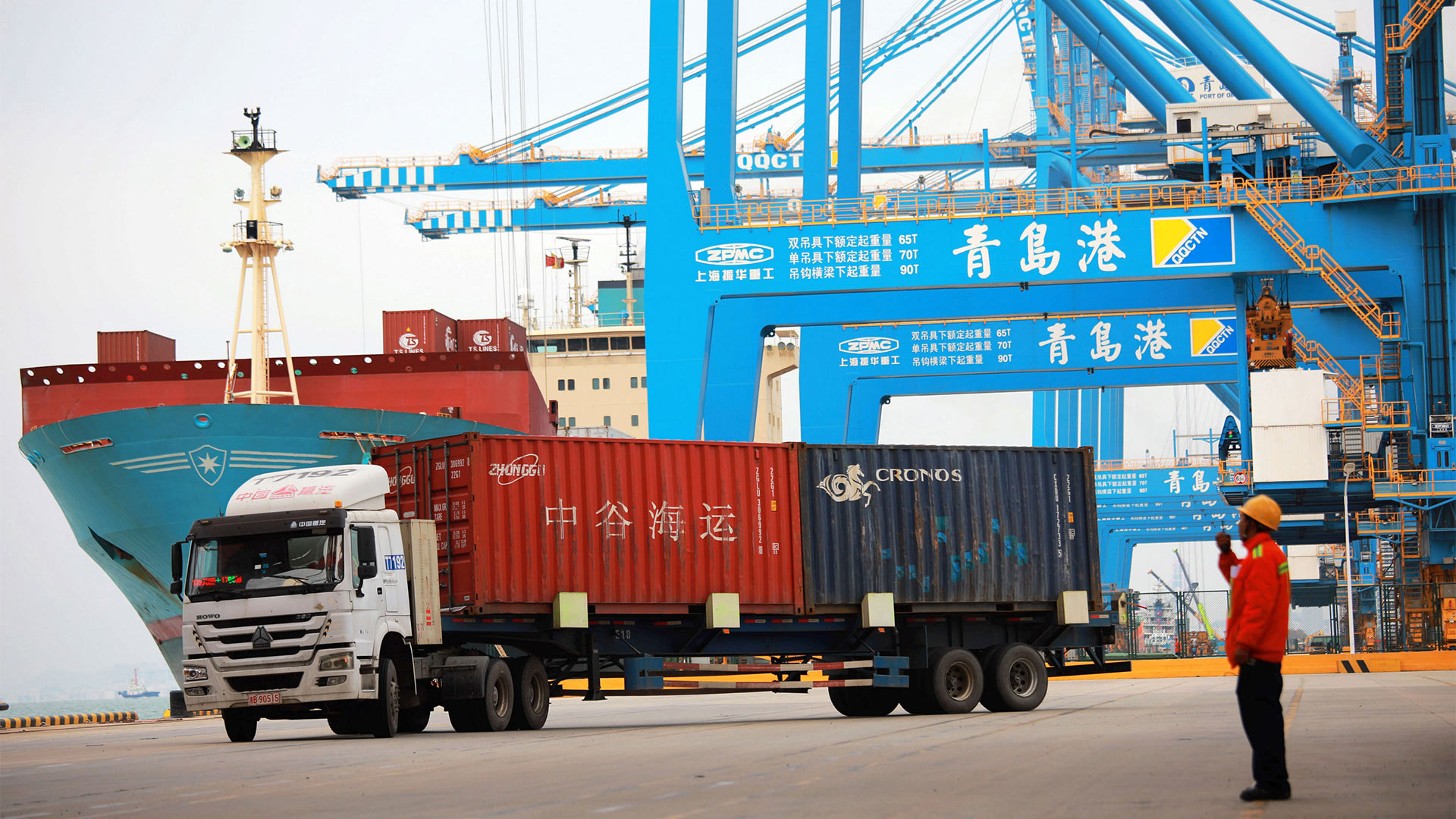 In einem Hafen werden Container aus China verladen | picture alliance/dpa/SIPA Asia v