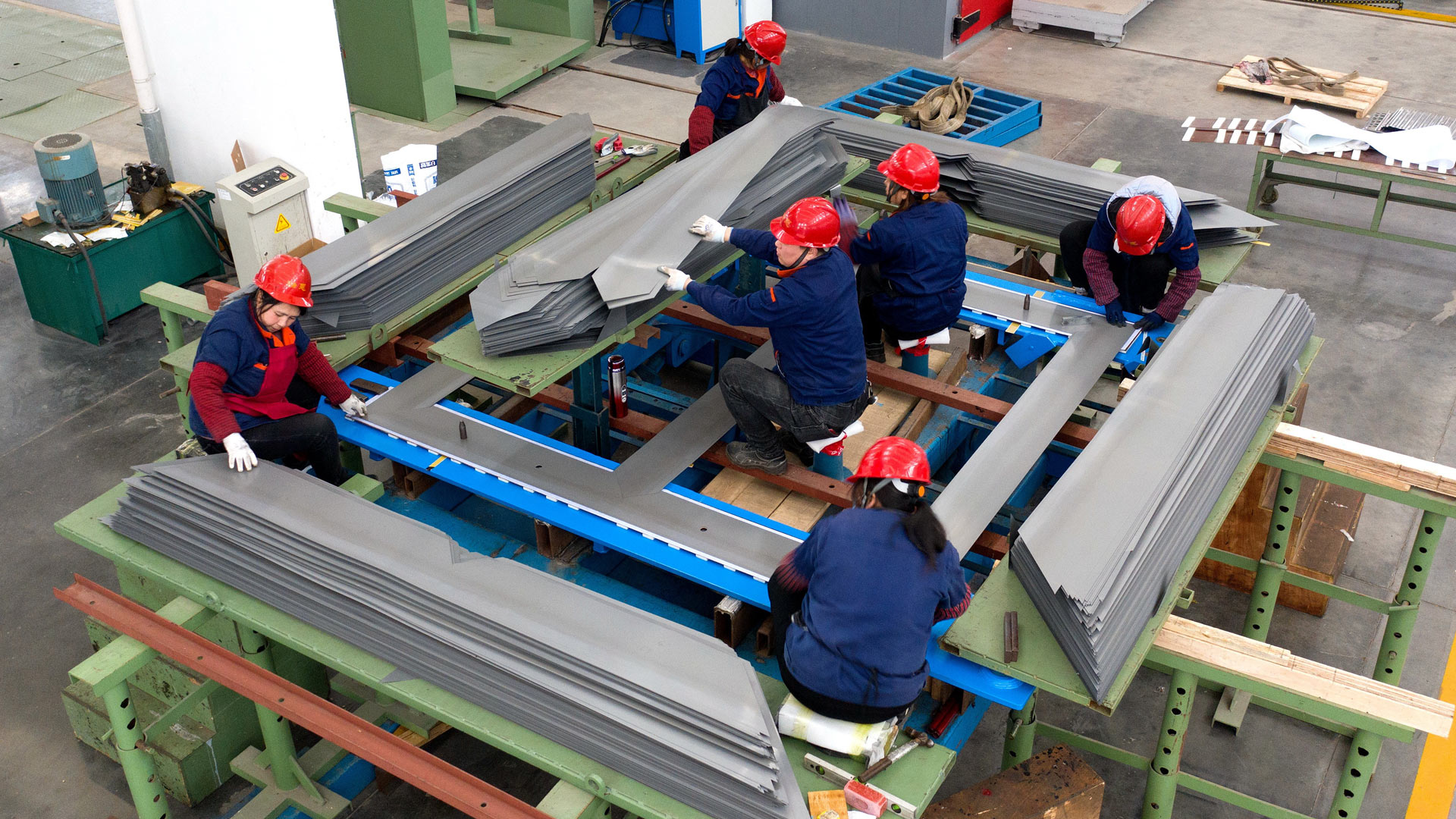Arbeiter stapeln große Transformatoren an einer Produktionslinie  | picture alliance / Gu Huaxia / C