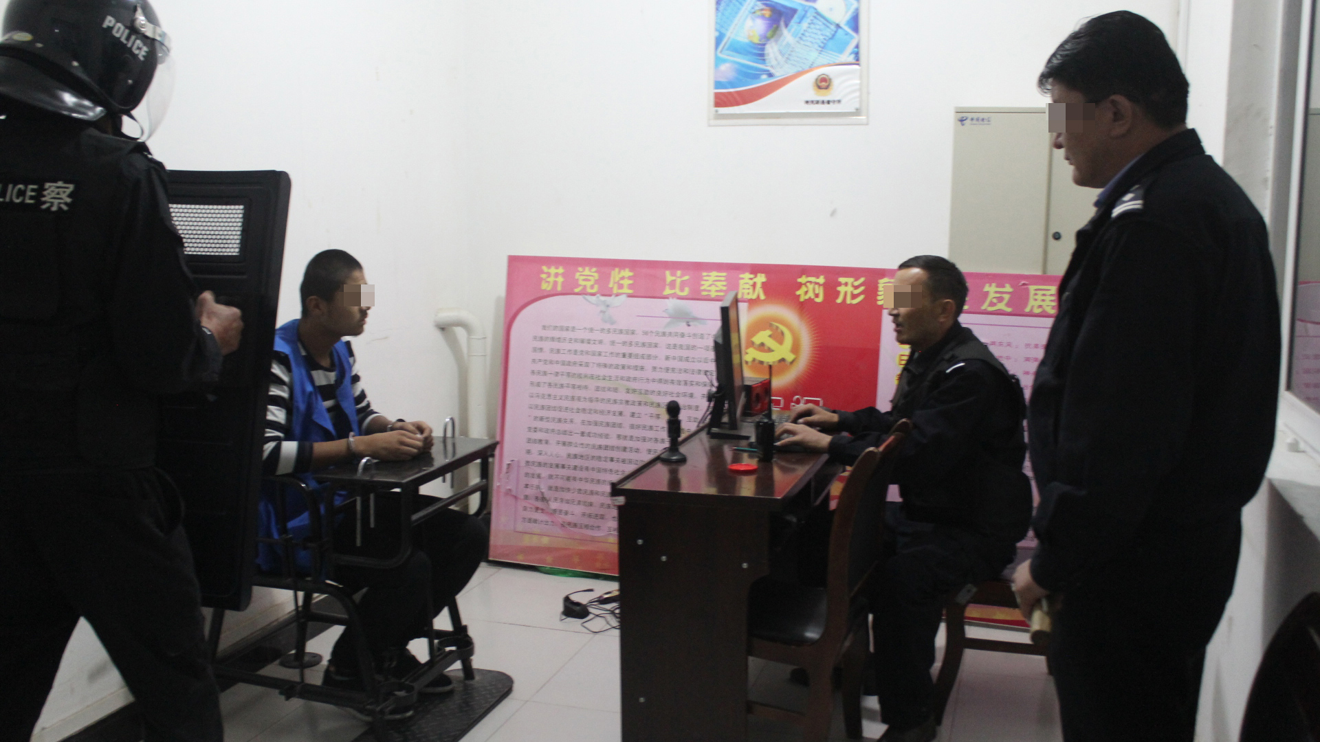 Ein Gefangener sitzt an einem sogenannten Tiger Chair. | Xinjiang Police Files