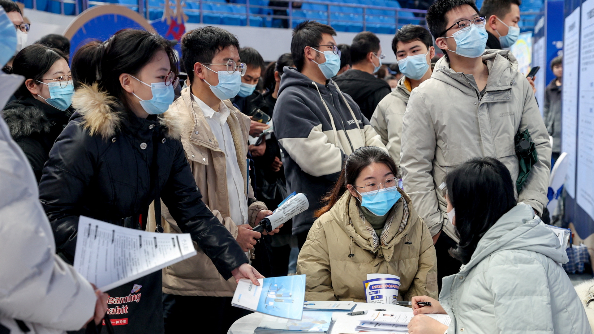 Arbeitssuchende stehen an dem Stand eines Arbeitgebers auf einer Jobmesse in Wuhan, China. | VIA REUTERS