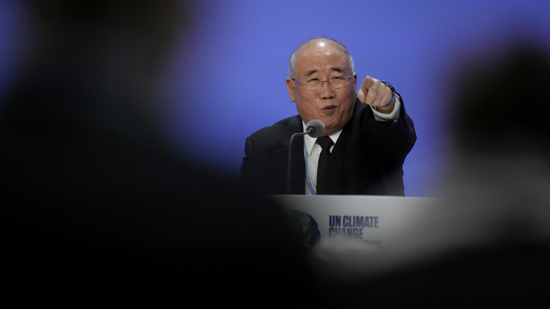 Der chinesische Gesandte für die 26. UN-Klimakonferenz in Glasgow, Xie Zhenhua, äußert sich vor der Presse. | AP