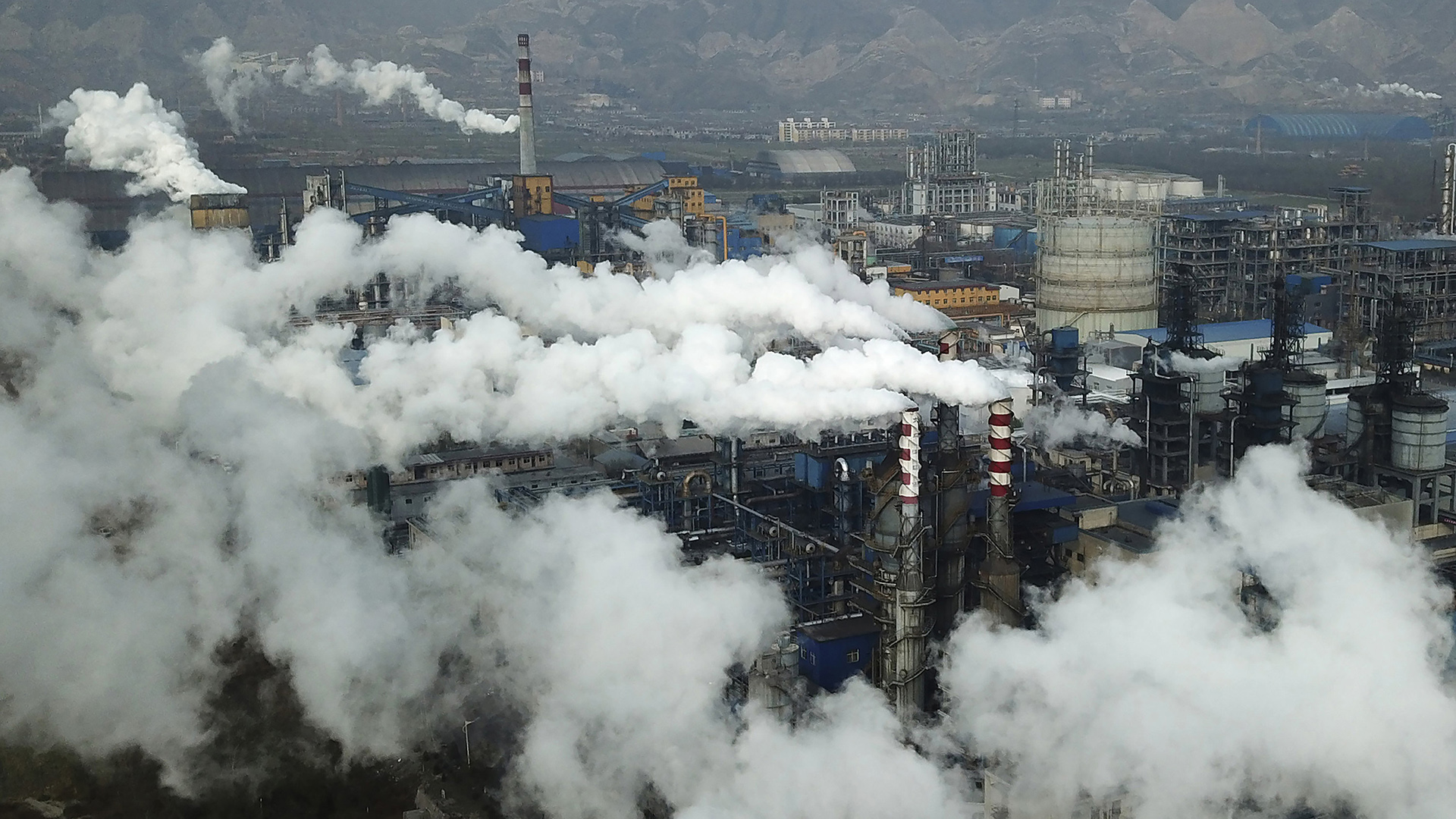 Rauchwolken steigen über dem Kohlekraftwerk in Hejin in der zentralchinesischen Provinz Shanxi auf. (Archivfoto vom 28.11. 2019) | AP