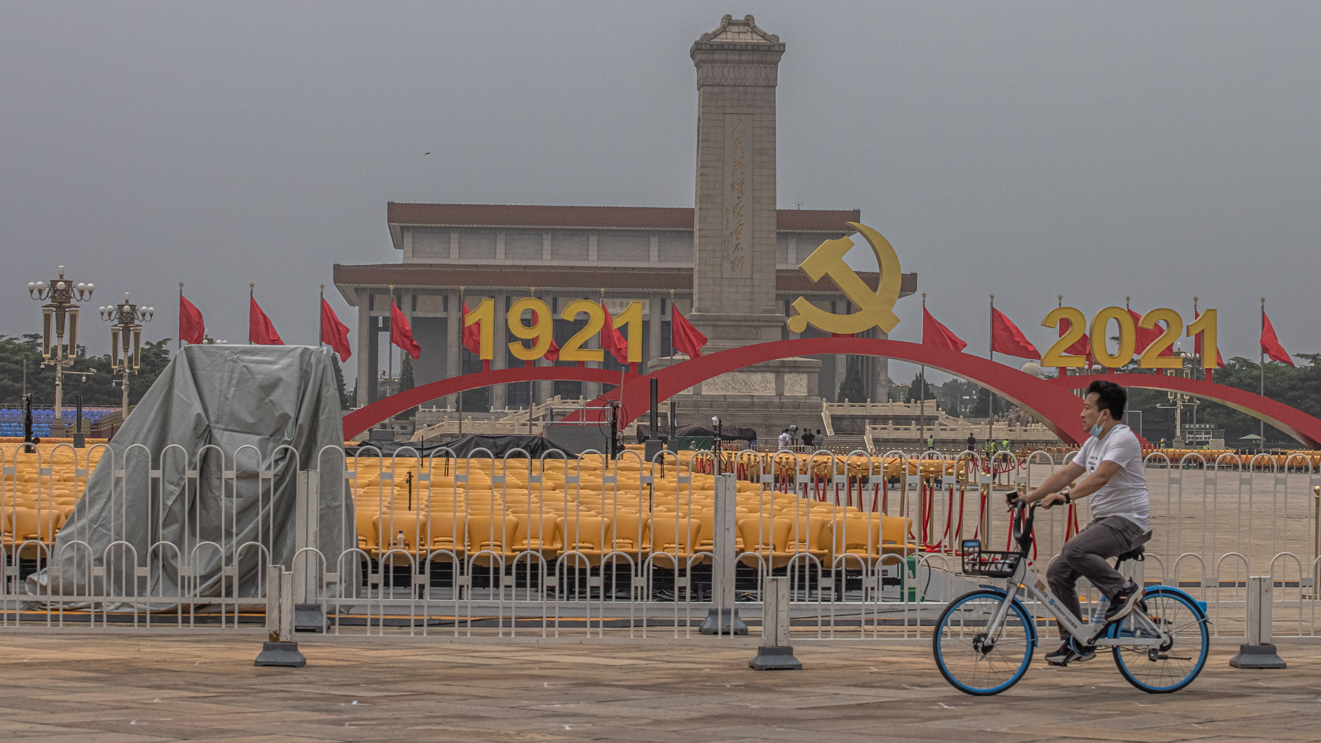 Ein Radfahrer auf dem festlich dekorierten Tiananmen-Platz in Peking | EPA