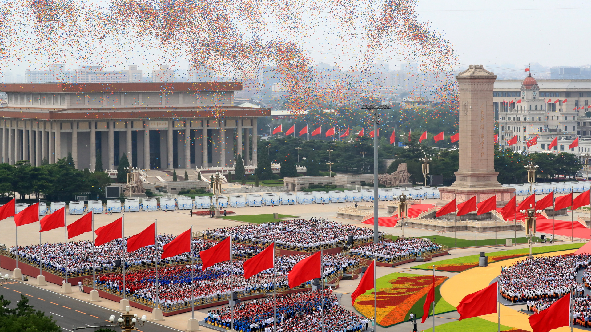 Ein Luftballonschwarm steigt über dem Tiananmen-Platz während einer Feierstunde auf. | EPA