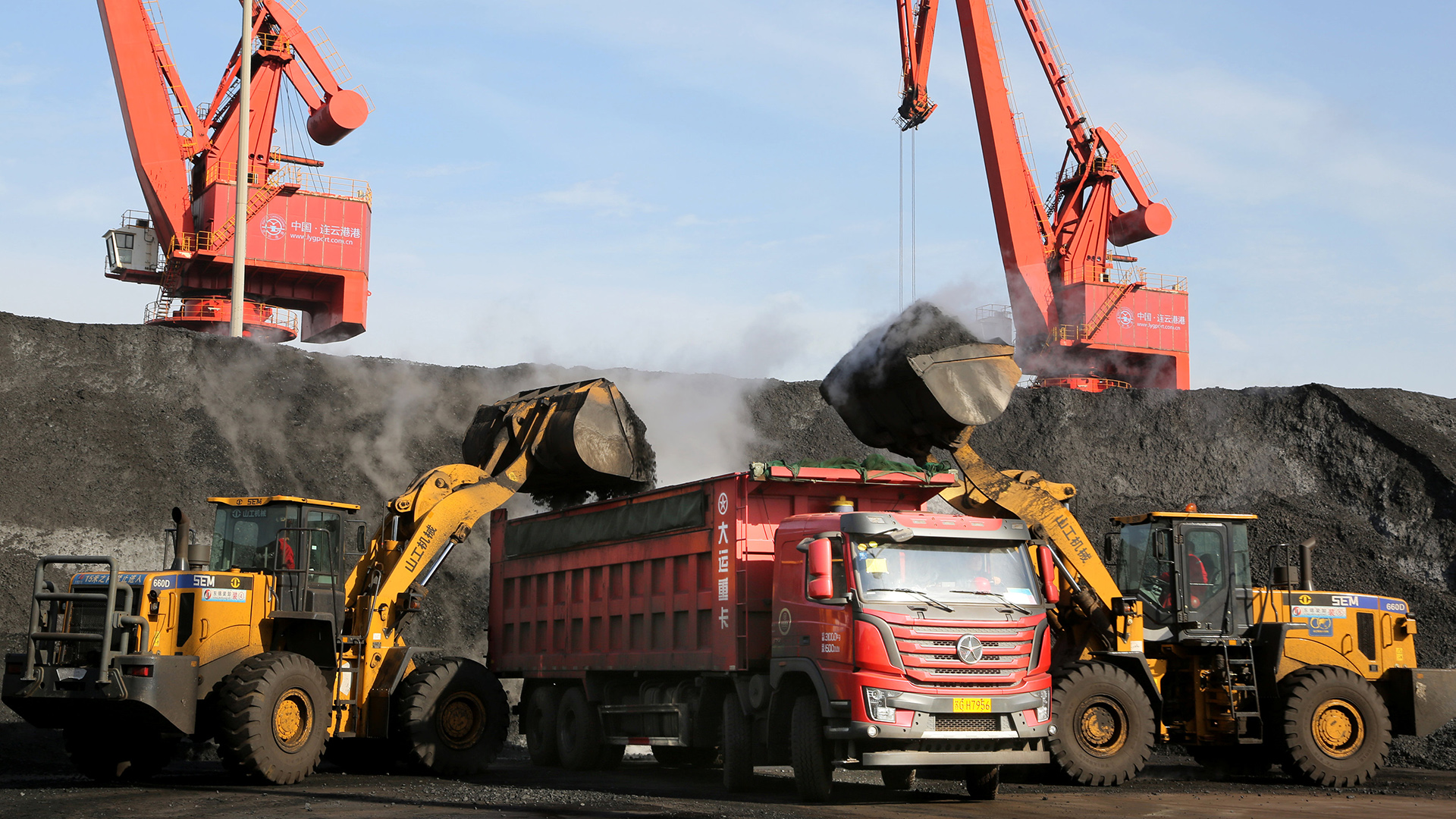 Ein LKW wird in Lianyungang, China mit Kohle beladen | Bildquelle: REUTERS