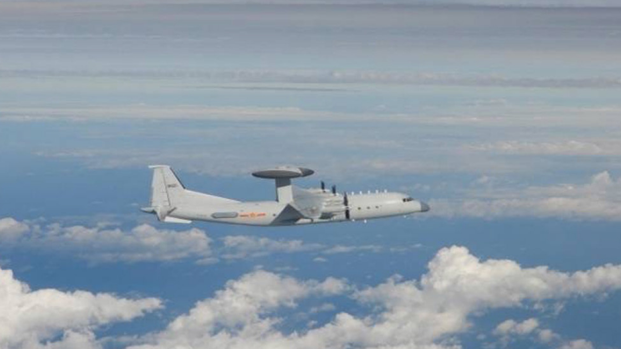 Dieses vom Verteidigungsministerium Taiwans veröffentlichte Foto soll ein chinesisches Frühwarnflugzeug des Typs KJ-500 zeigen, das in die Luftverteidigungszone des Inselstaats eingedrungen ist. | EPA