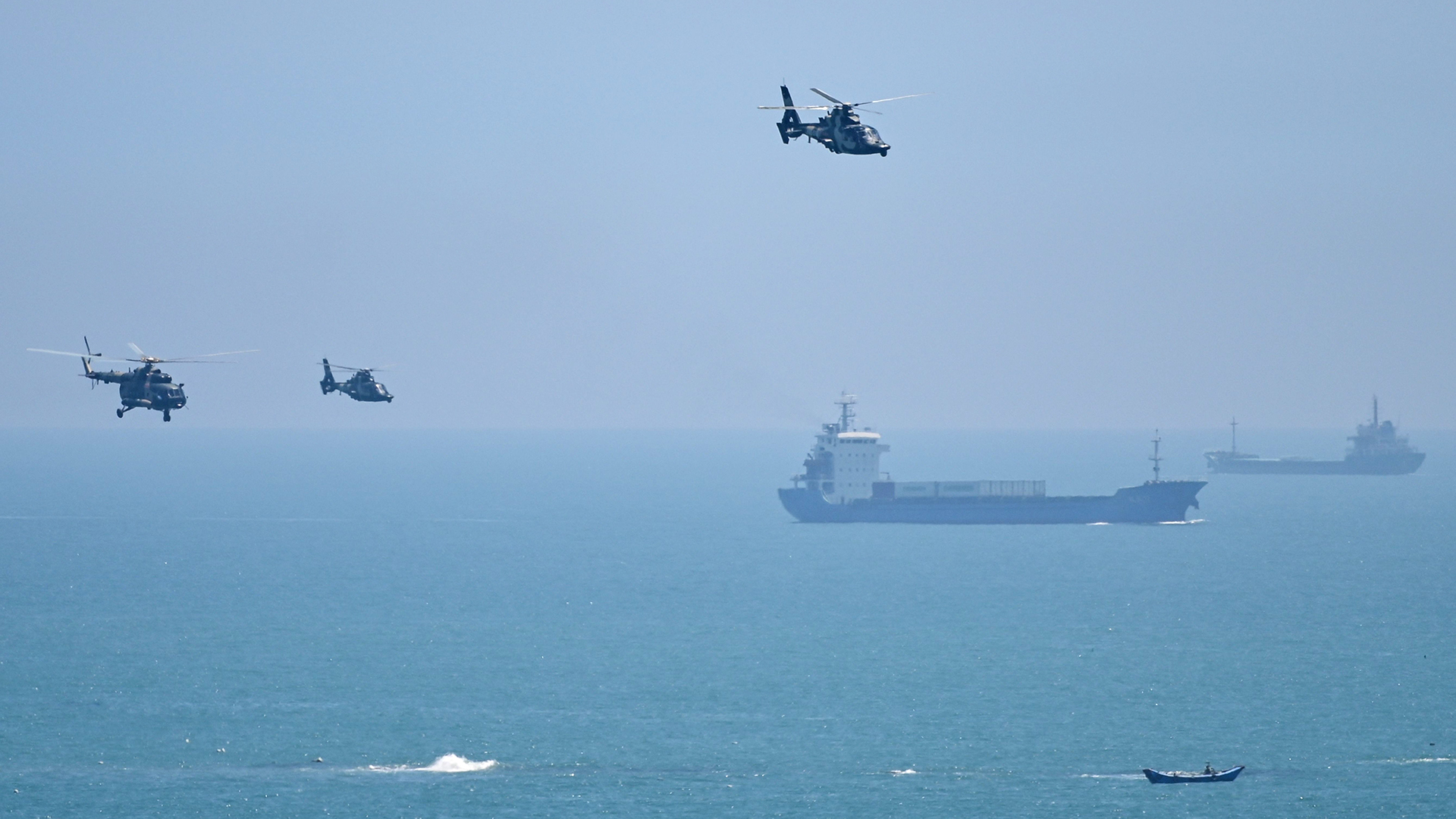 Chinesische Militärhubschrauber fliegen über die Insel Pingtan, einen der Taiwan am nächsten gelegenen Punkte Chinas. | AFP
