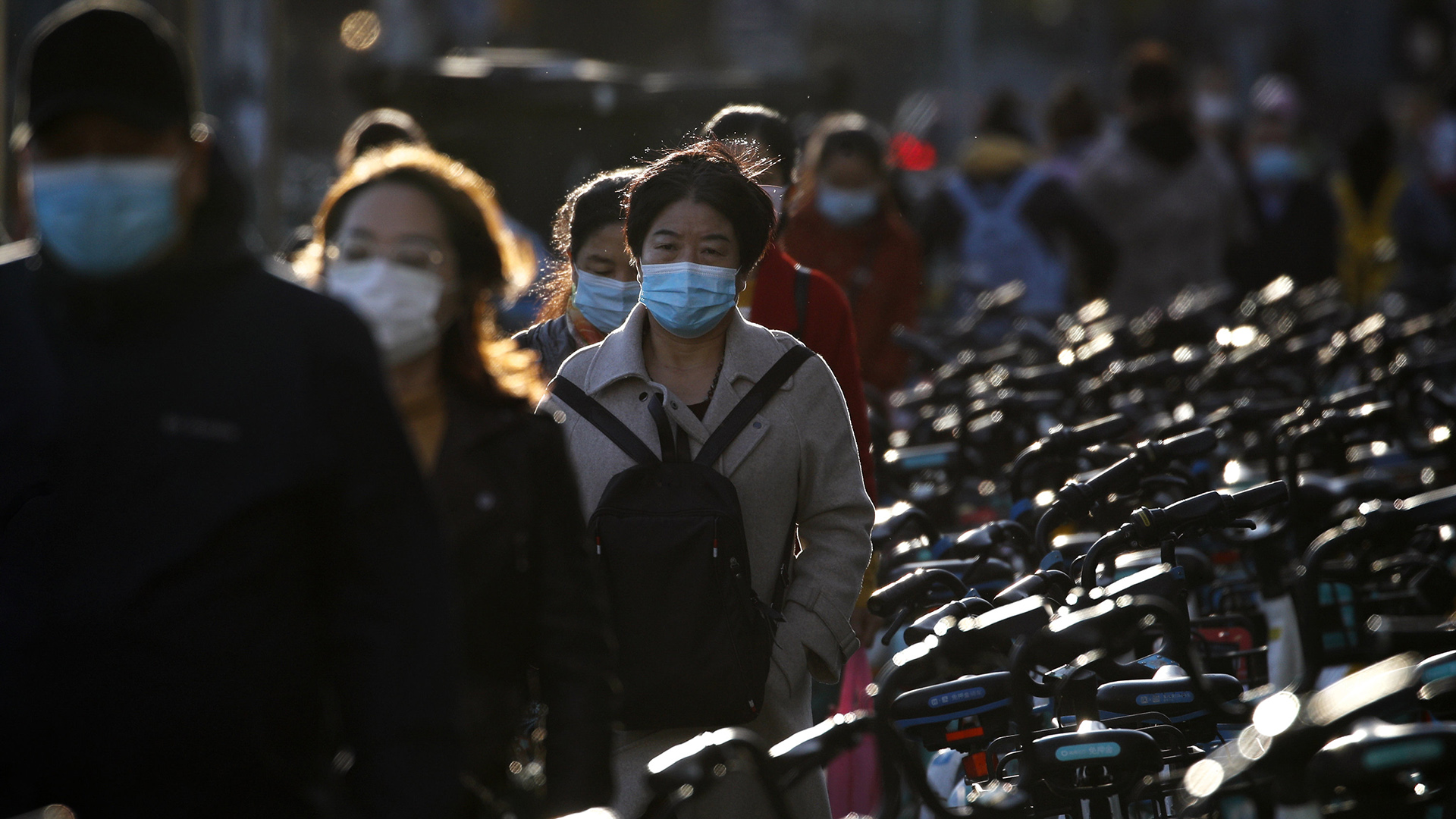 Pendler mit Maske in Peking