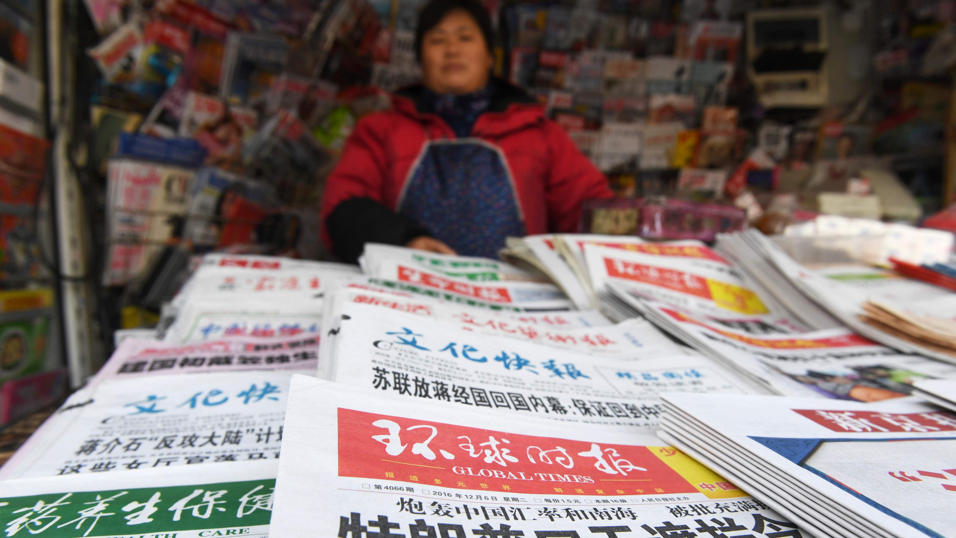 Zeitungen in der Auslage eines chinesischen Kiosks | AFP