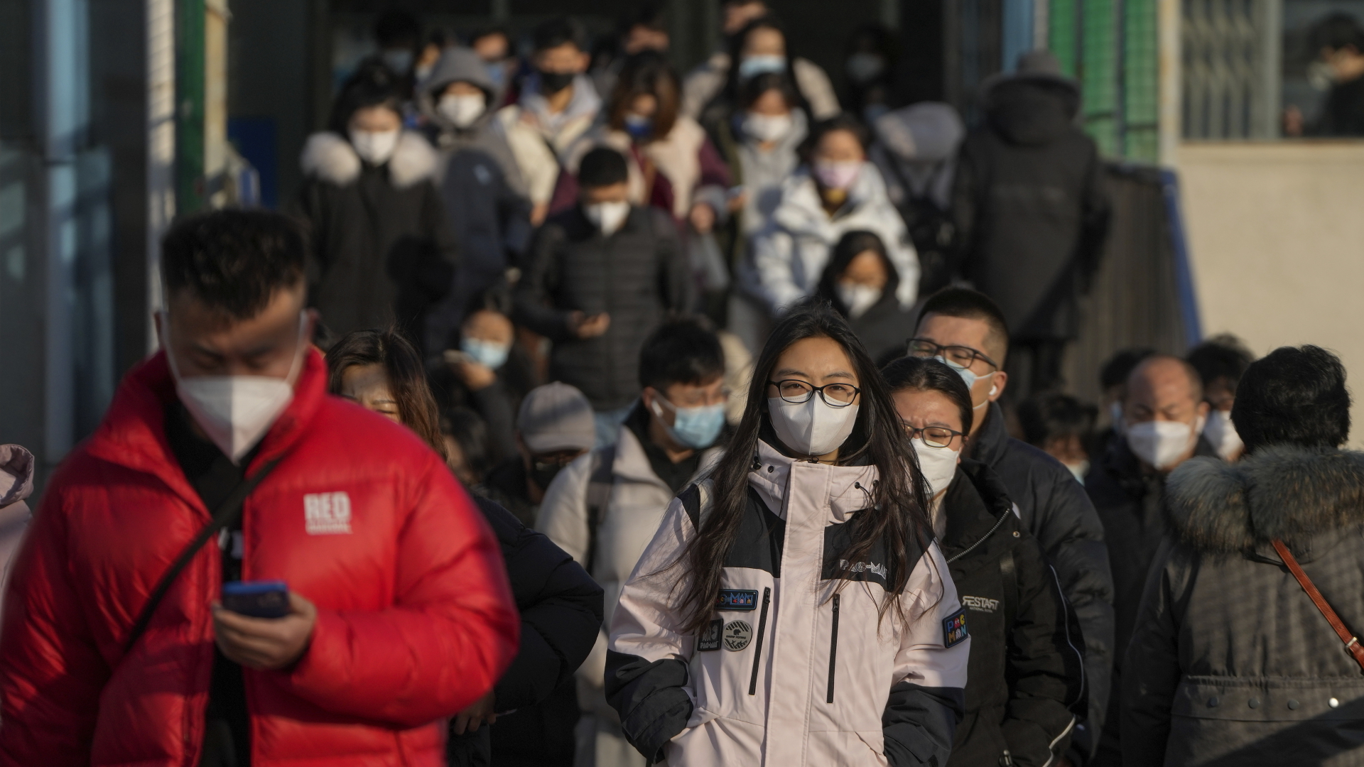Zahlreiche Menschen auf einer Straße in Peking | dpa