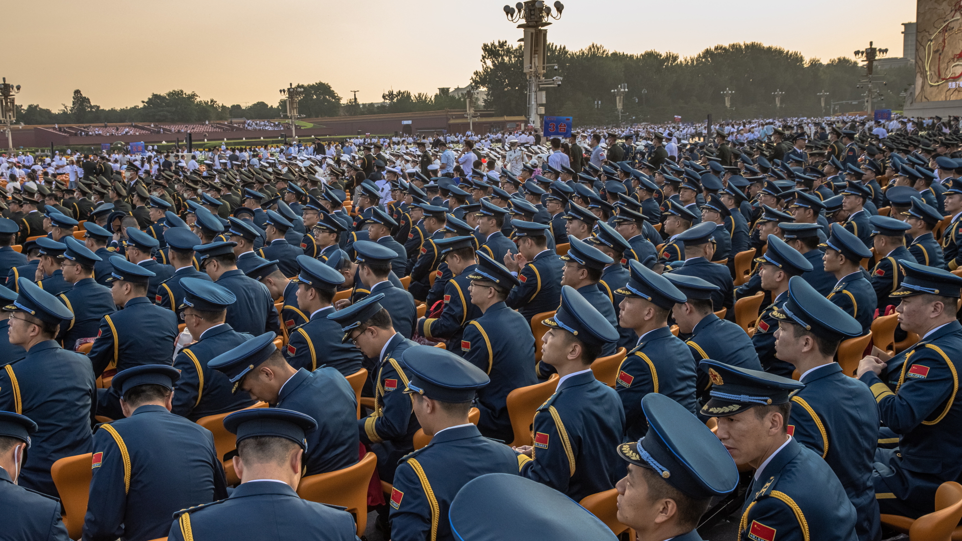 Soldaten und Militärangehörige sitzen im Juli 2021 auf dem Platz des Himmlischen Friedens in Peking (China)
