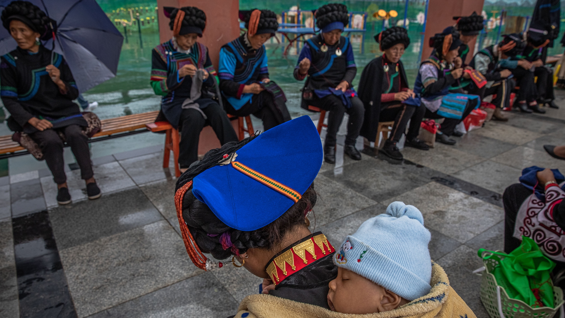 Minderheit in China: Frauen den Ethnie Xi in der Provinz Sichuan | ROMAN PILIPEY/EPA-EFE/Shuttersto