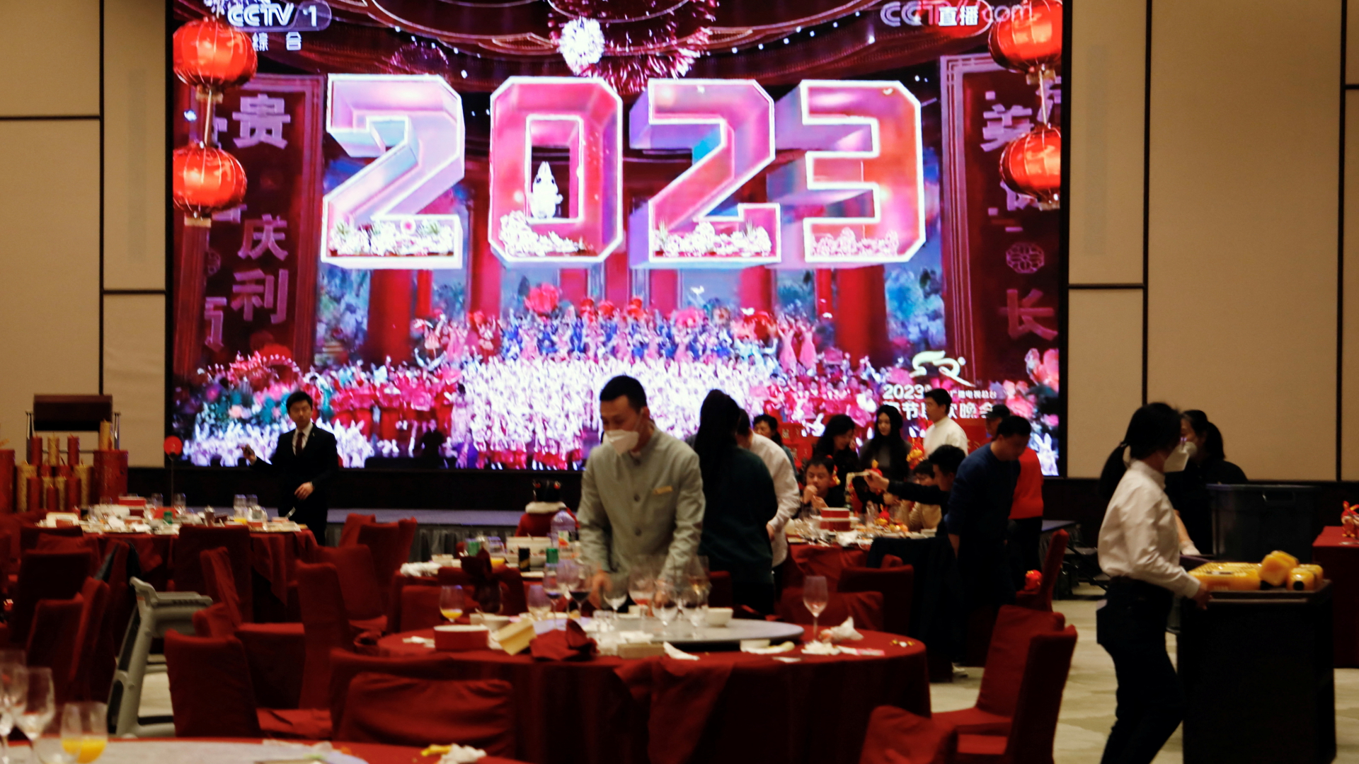 Mitarbeiter eines Restaurants decken Tische während der Neujahrsfeierlichkeiten in Peking ab | REUTERS
