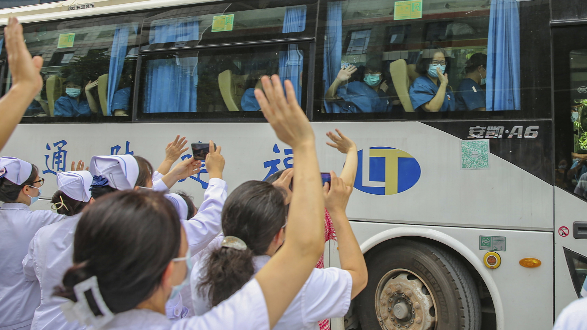 In Fuzhou werden medizinische Fachkräfte verabschiedet, die in Putian helfen sollen. | AP