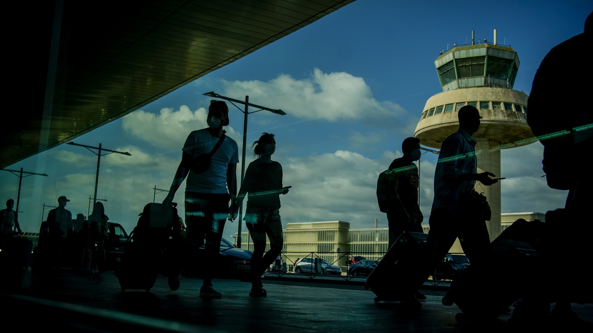 Reisende am Flughafen in Barcelona. | AP
