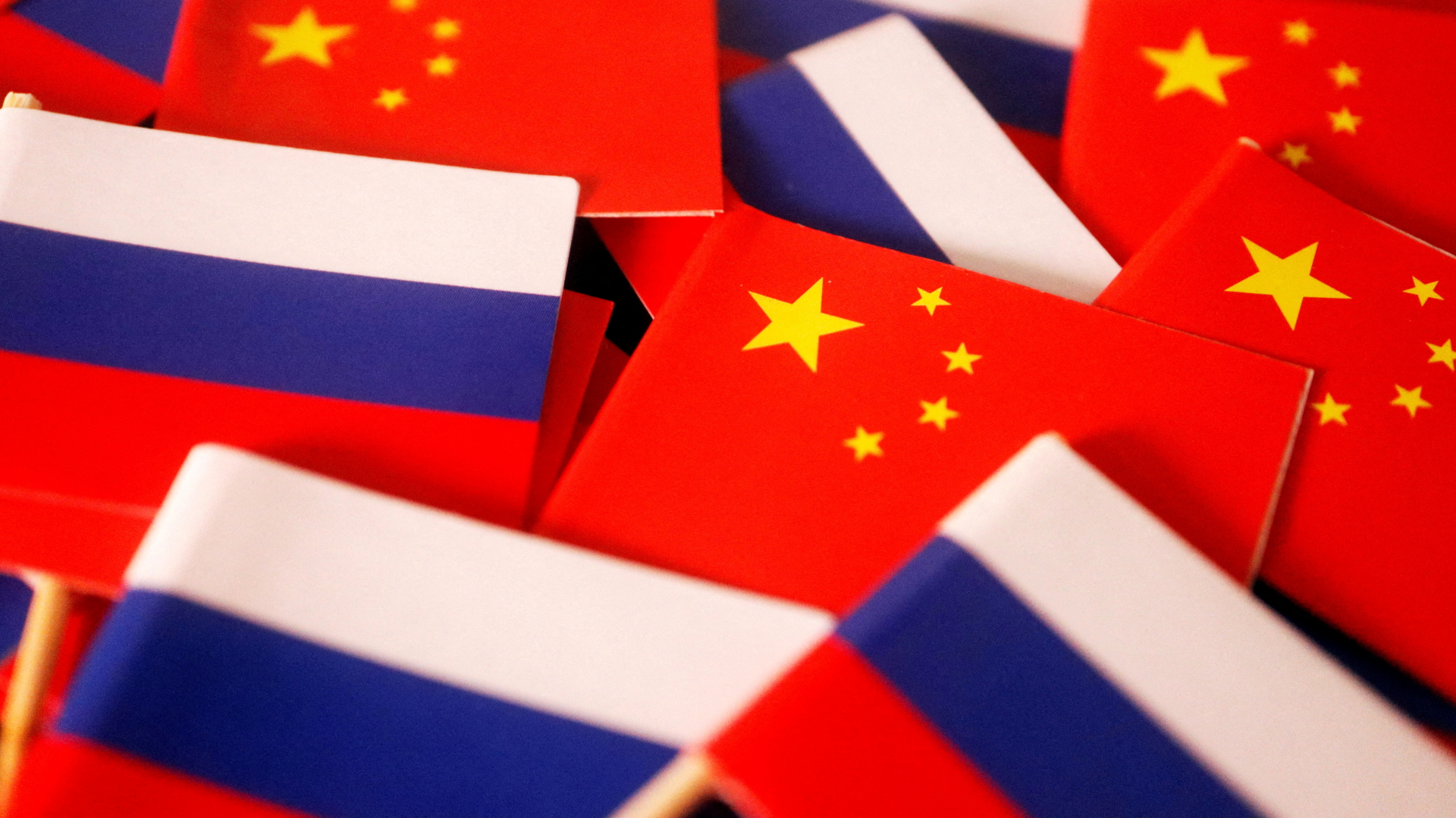 Flaggen von China und Russland | REUTERS