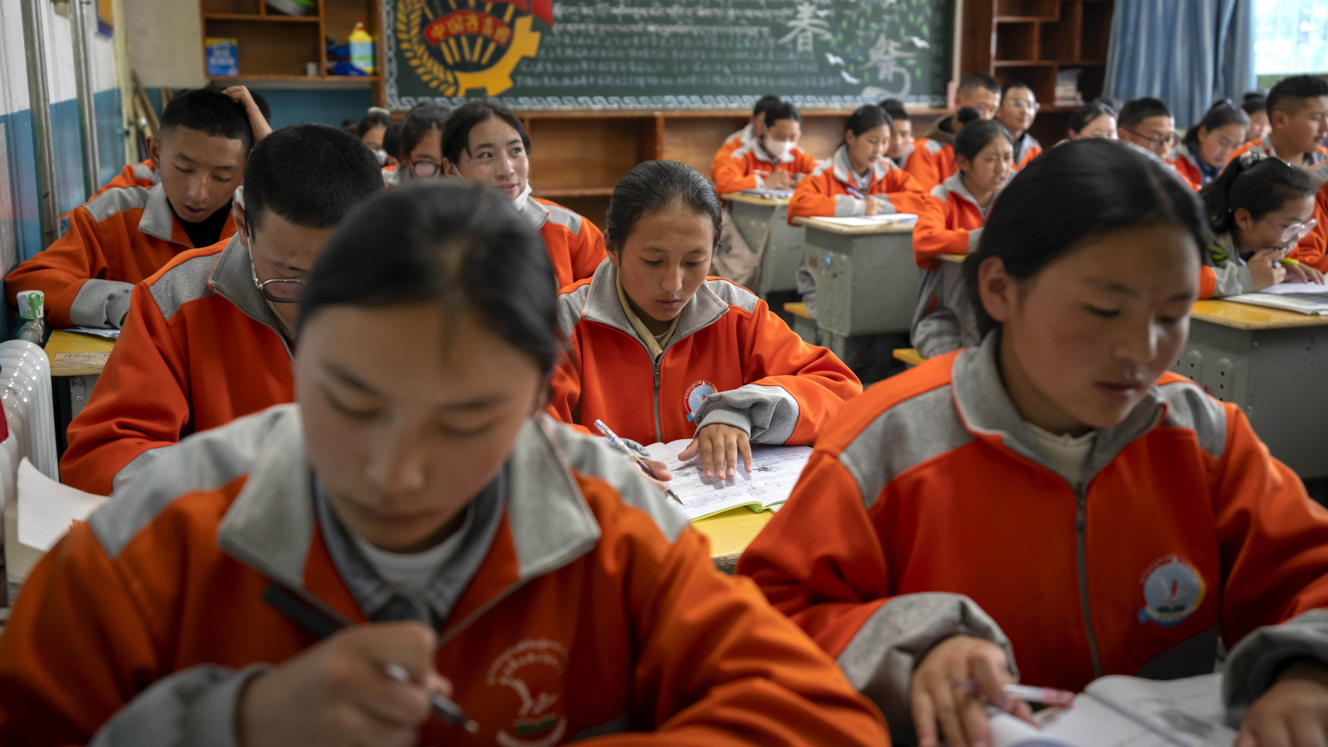 Tibetische Schülerinnen und Schüler in einer Unterrichtsklasse | AP