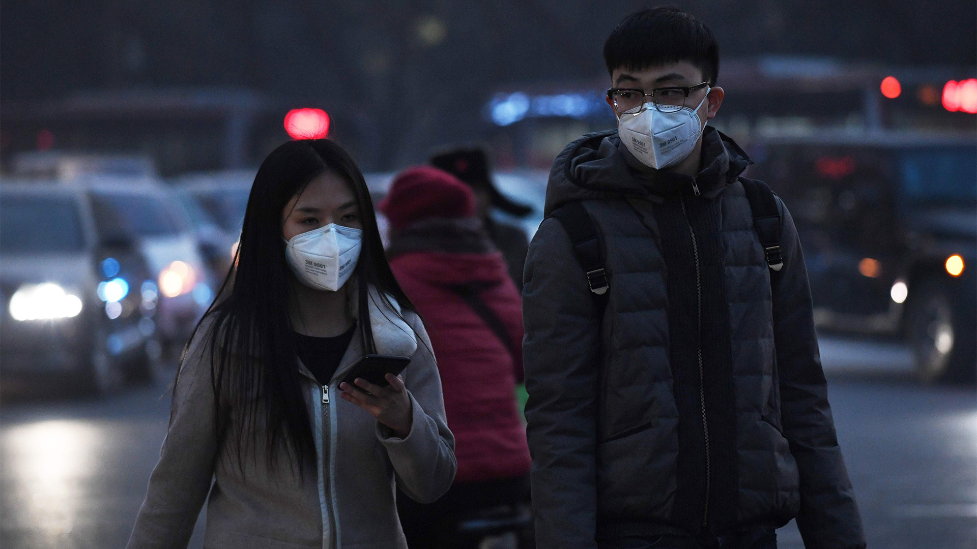 Fußgänger mit Mundschutz in Peking | AFP
