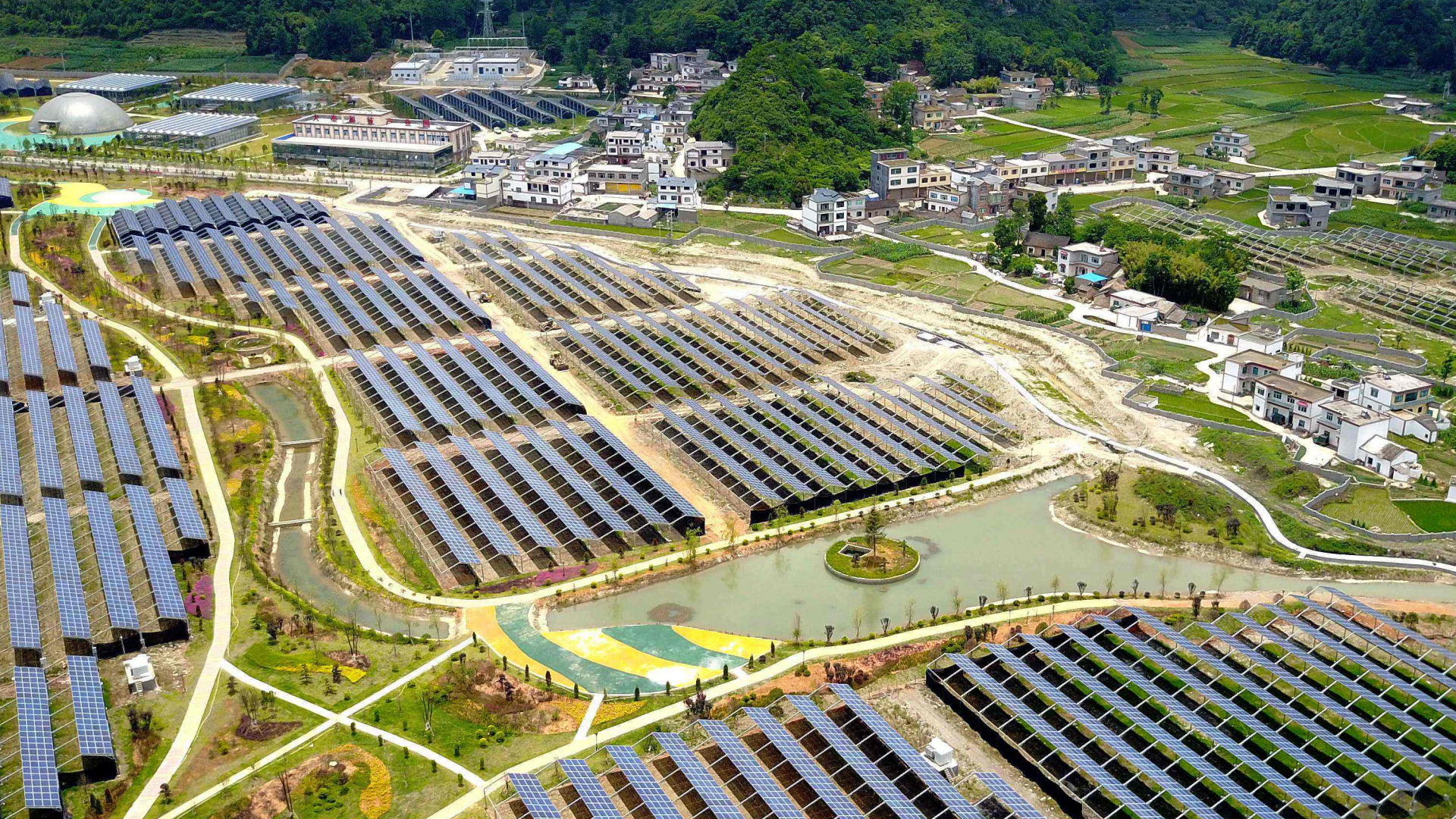 Siedlung mit Solaranlagen in Anlong im Südwesten Chinas | AFP