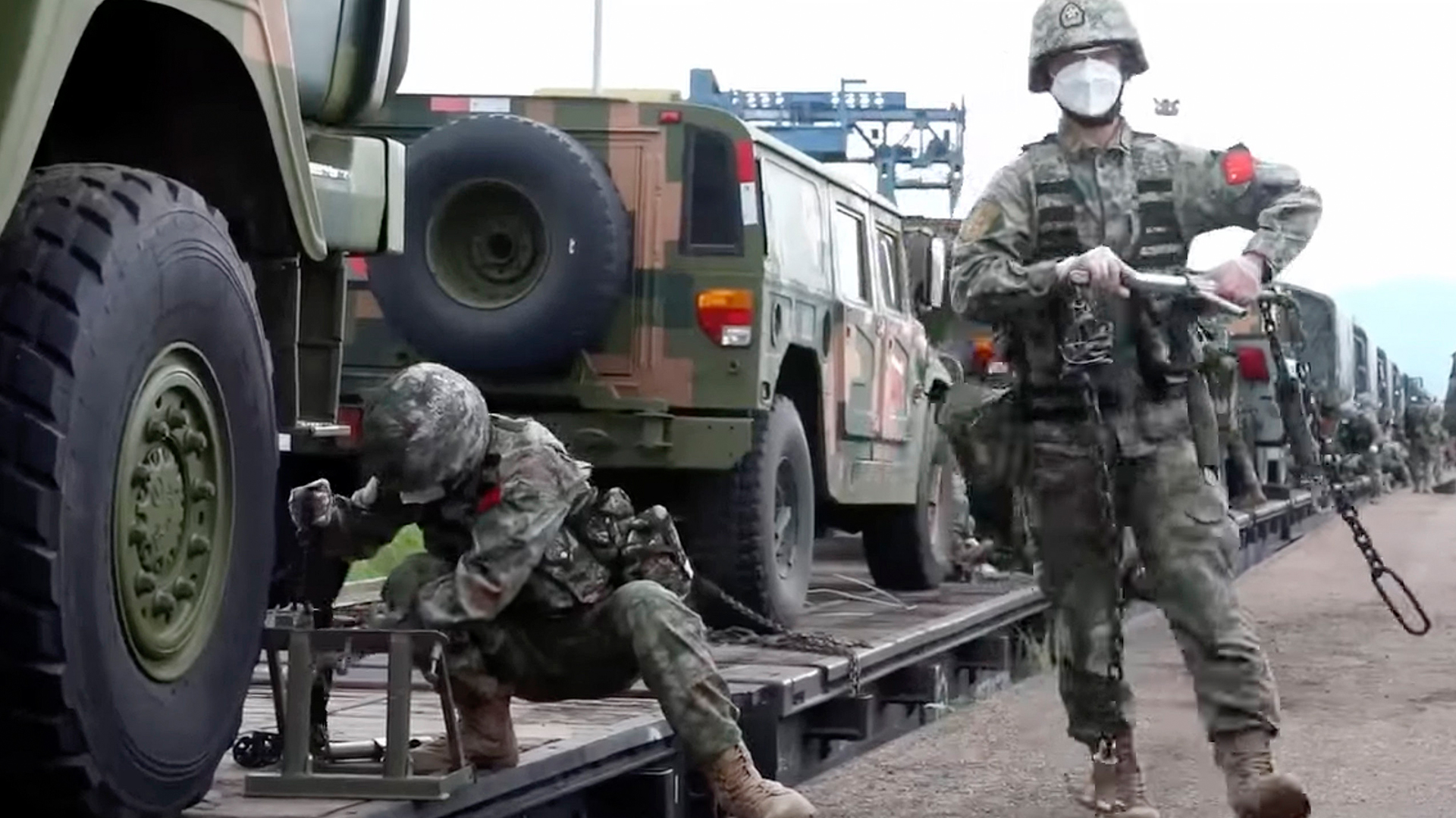Chinesische Soldaten am Bahnhof Grodekowo in der russischen Region Primorje. | AP
