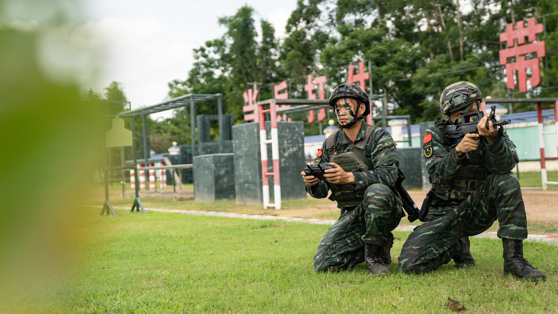 Soldaten einer chinesischen Spezialeinheit beim Manöver in Qinzhou. | picture alliance / CFOTO
