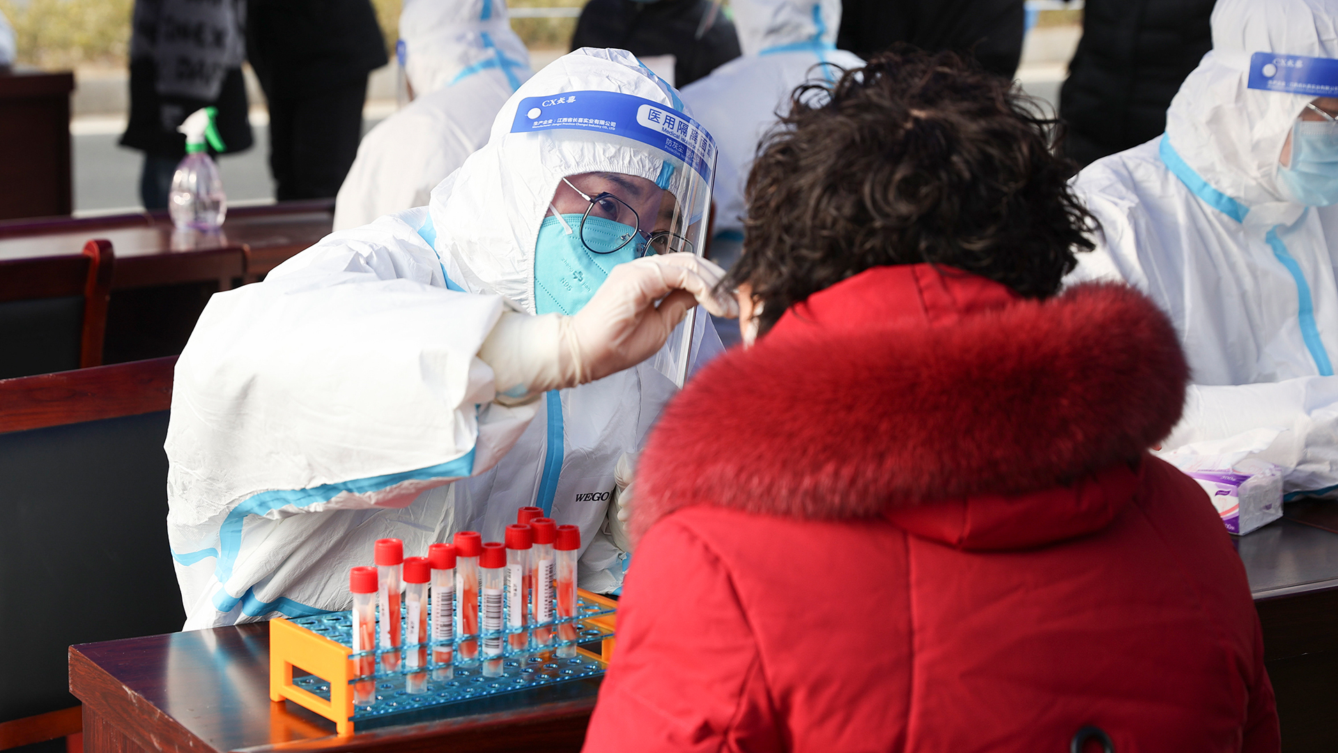 Medizinische Fachkräfte sammeln Nukleinsäureproben in der chinesischen Stadt Lianyungang. | picture alliance / Costfoto