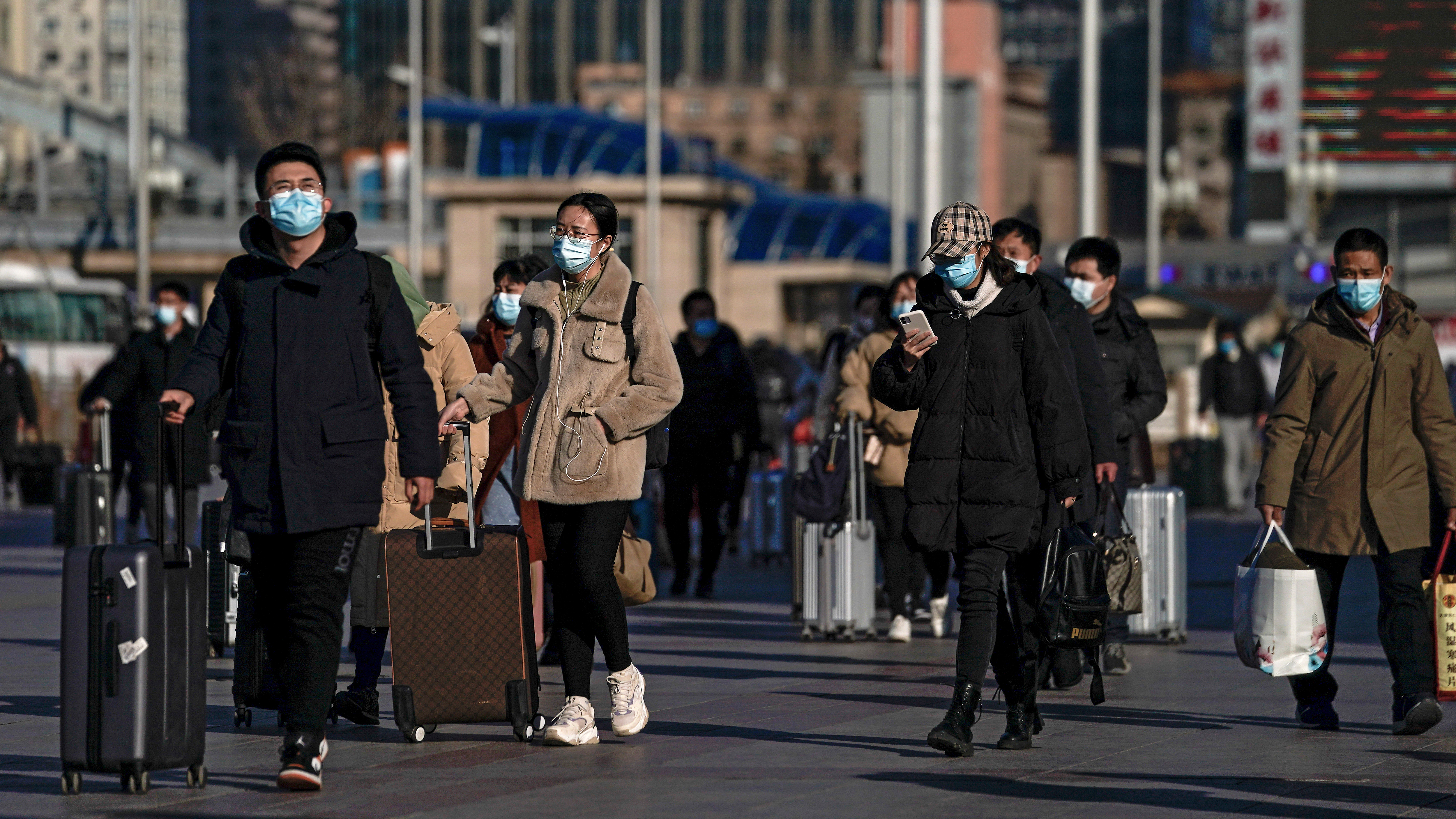 Touristen in Peking auf dem Weg zur Bahn | dpa