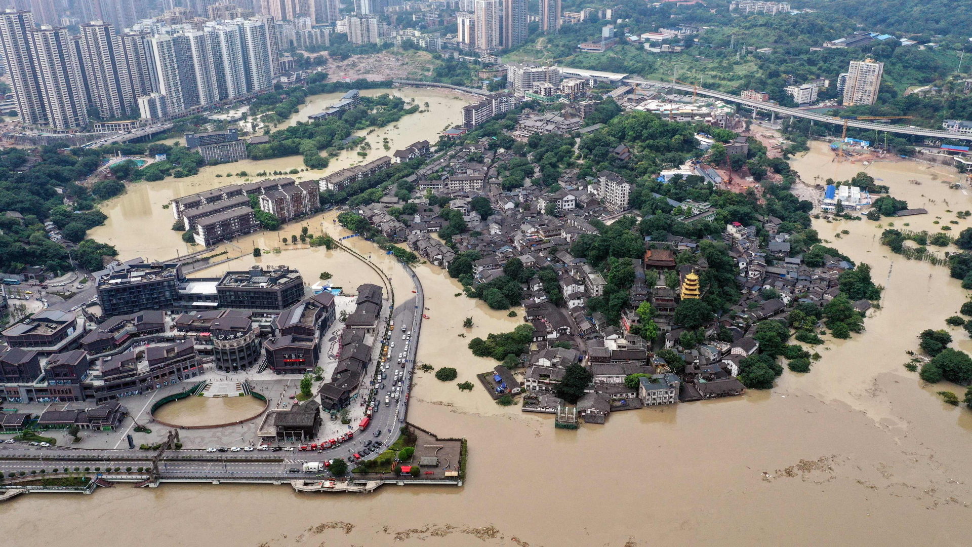Im südchinesischen Chongqing stehen Straßen und Gebäude unter Wasser.  | AFP