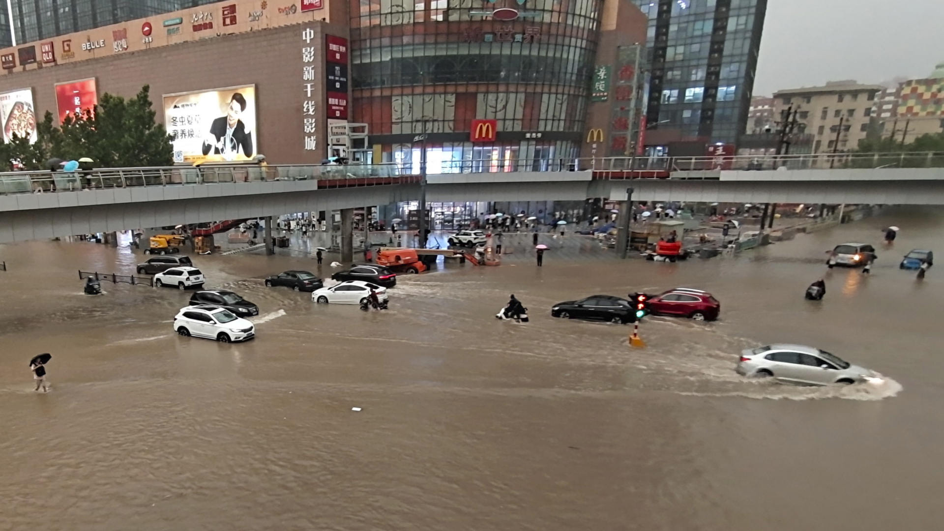 Fahrzeuge stehen in der zentralchinesischen Provinz Henan auf einer überfluteten Straße | dpa