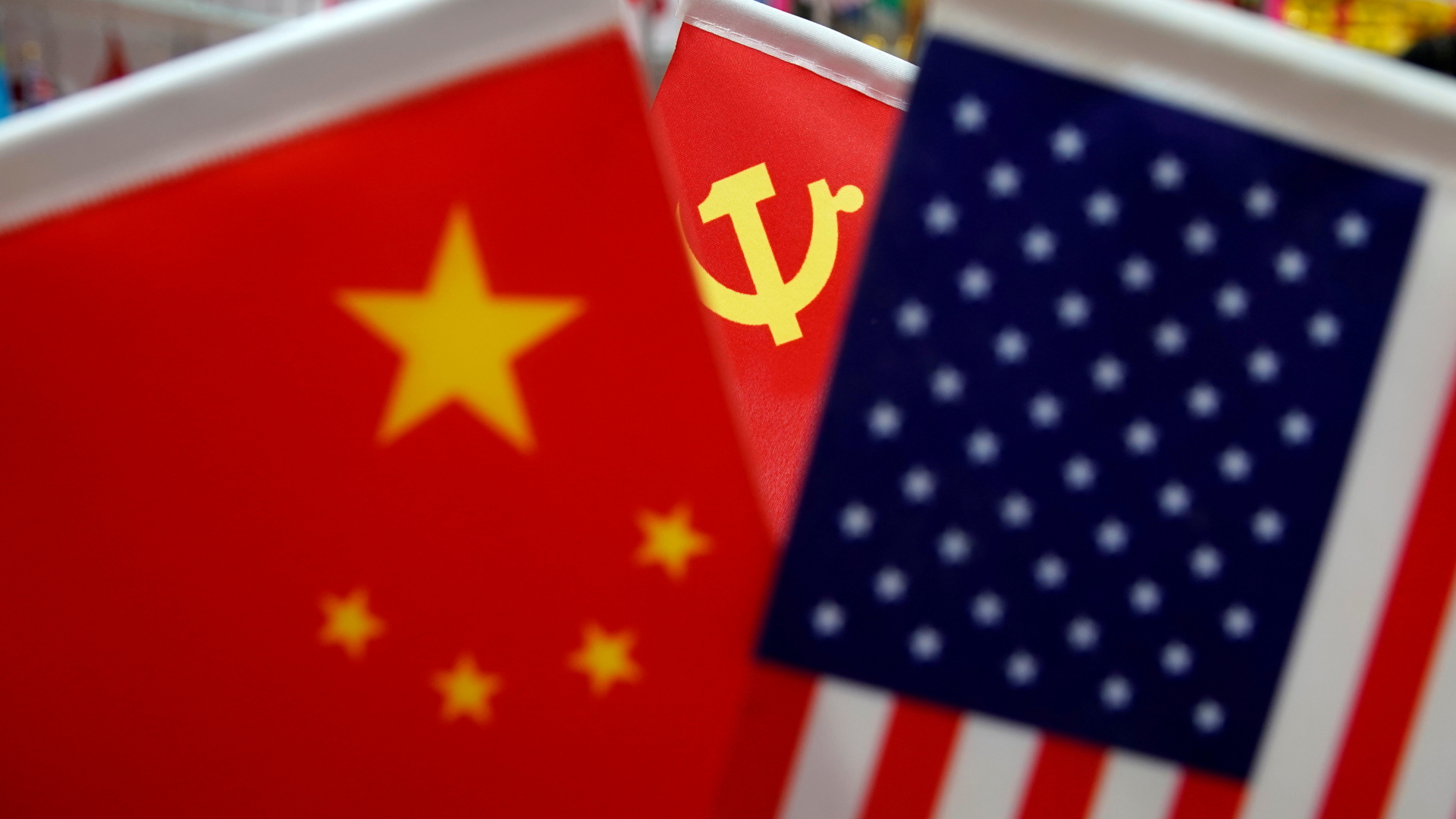 Flaggen von China und den USA. | REUTERS