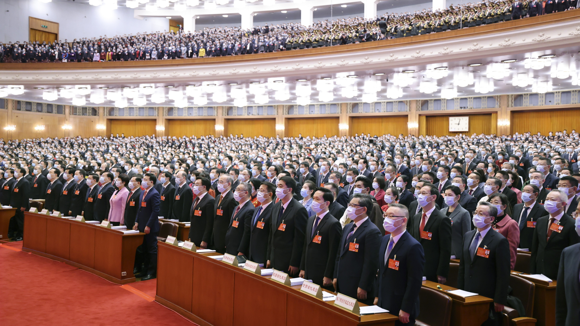Teilnehmer stehen bei der Eröffnungssitzung des 13. Nationalen Volkskongresses in Peking | dpa