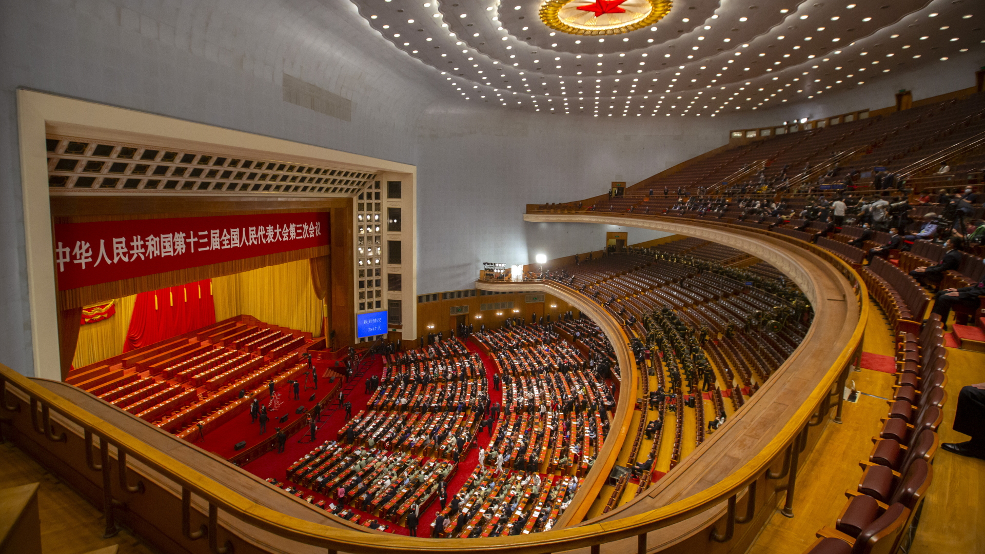 Die Abgeordneten treffen zur Abschlusssitzung des chinesischen Volkskongresses in der Großen Halle des Volkes ein.  | dpa