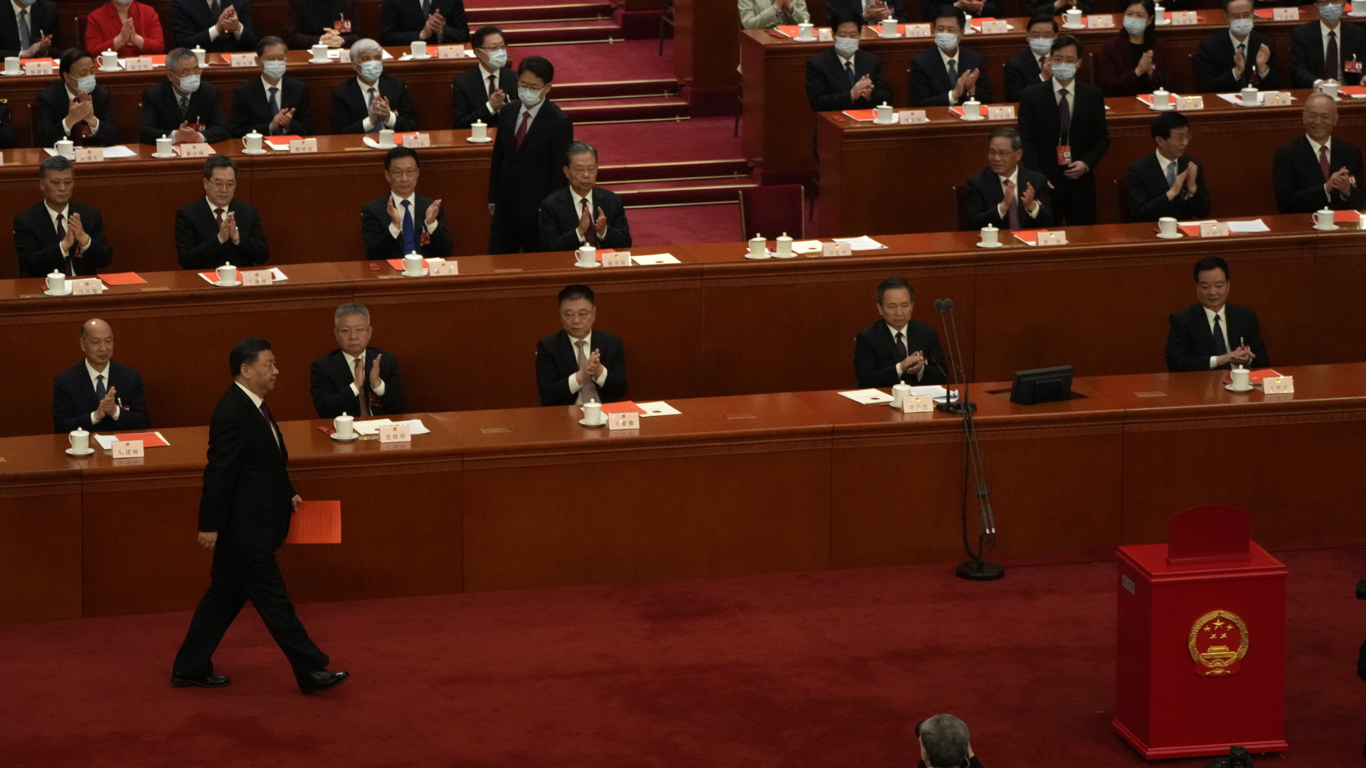 Xi Jinping geht zur Stimmabgabe während einer Sitzung des Nationalen Volkskongresses | AP