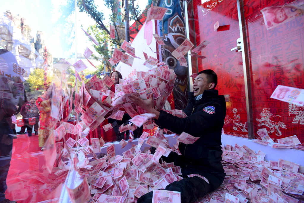 Ein Mann versucht, 100-Yuan-Banknoten einzufangen