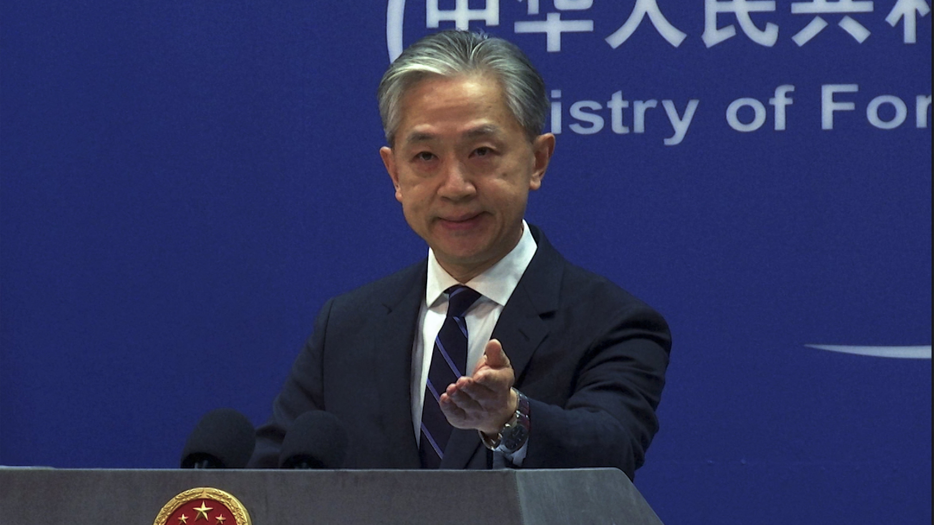 In diesem Bild aus einem Video spricht der Sprecher des chinesischen Außenministeriums, Wang Wenbin, während einer Pressekonferenz im Büro des Außenministeriums in Peking. | AP