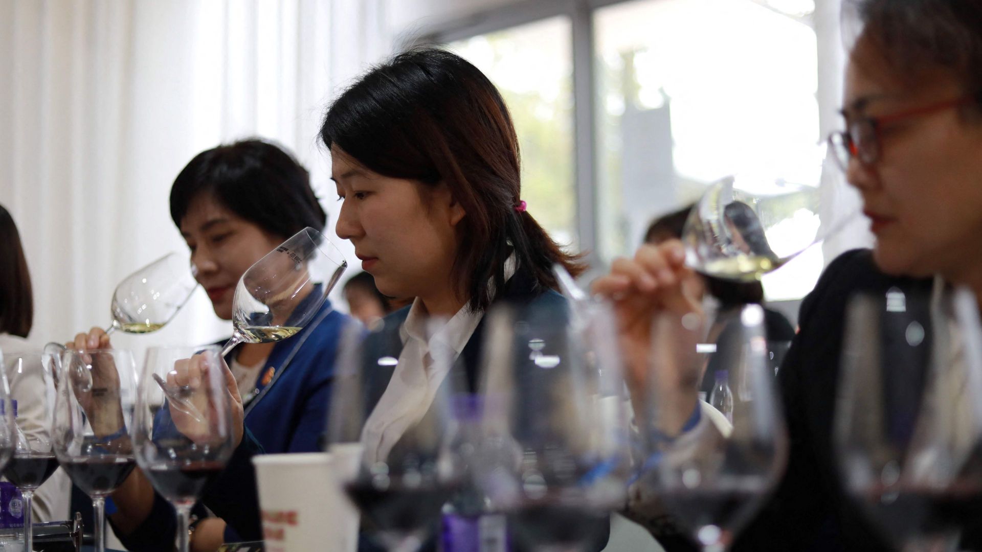 Auf einer Messe in Chendu (China) probieren Besucher australischen Wein. | AFP