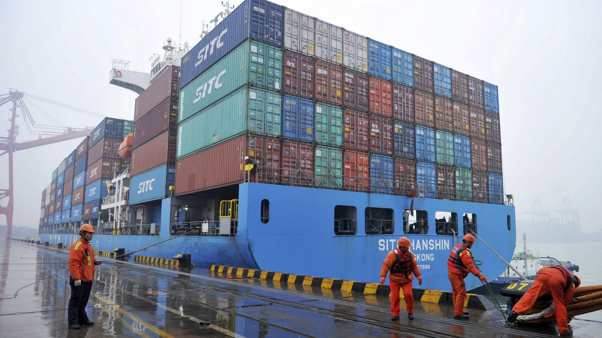 Wirtschaft in China: Containerschiff im Hafen von Qingdao | AP