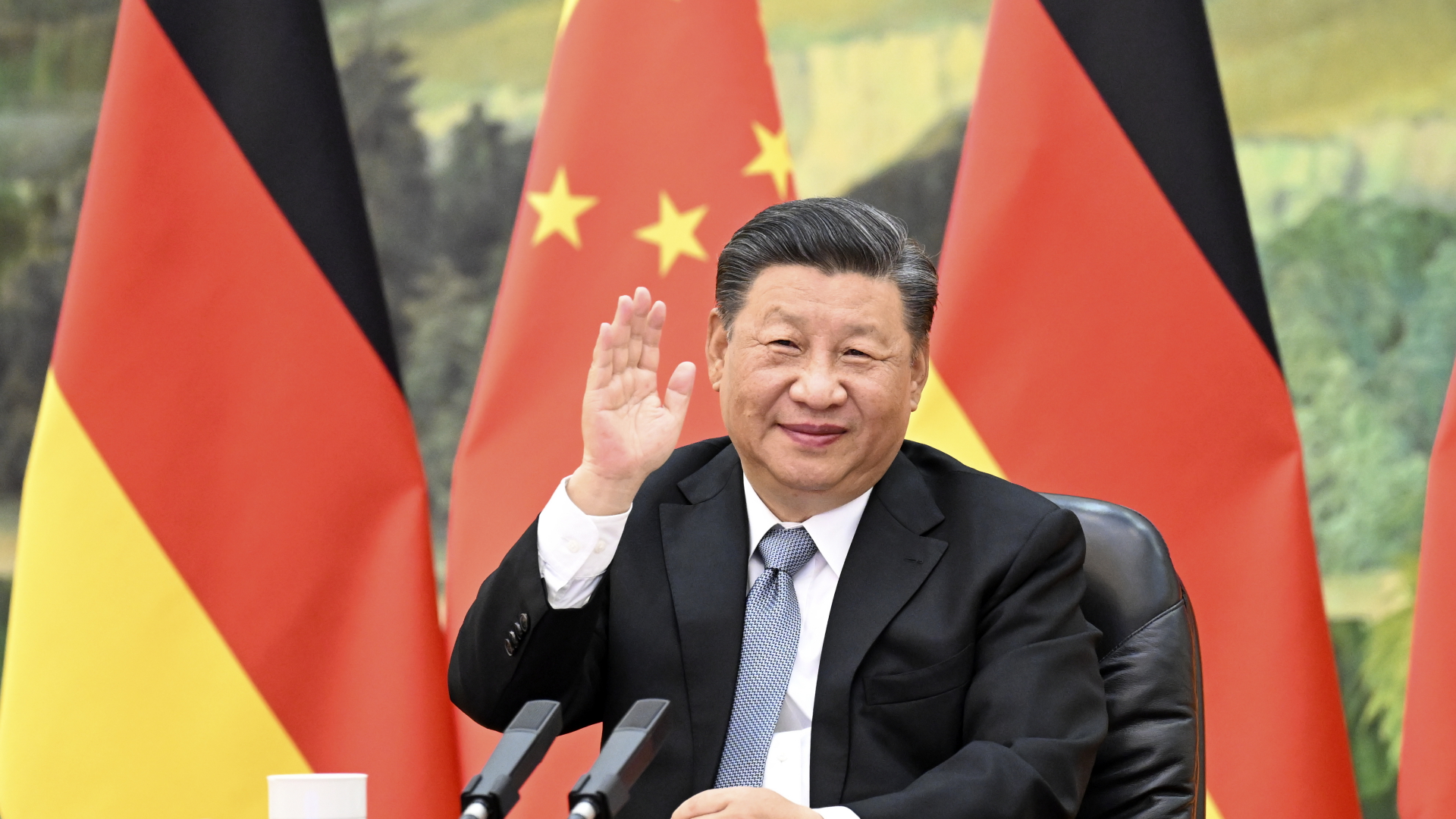 Chinas Staatspräsident Xi vor den Flaggen Chinas und Deutschlands | dpa
