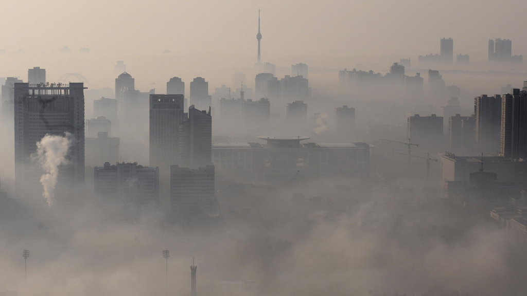 Nebel liegt über der chinesischen Stadt Wuhan