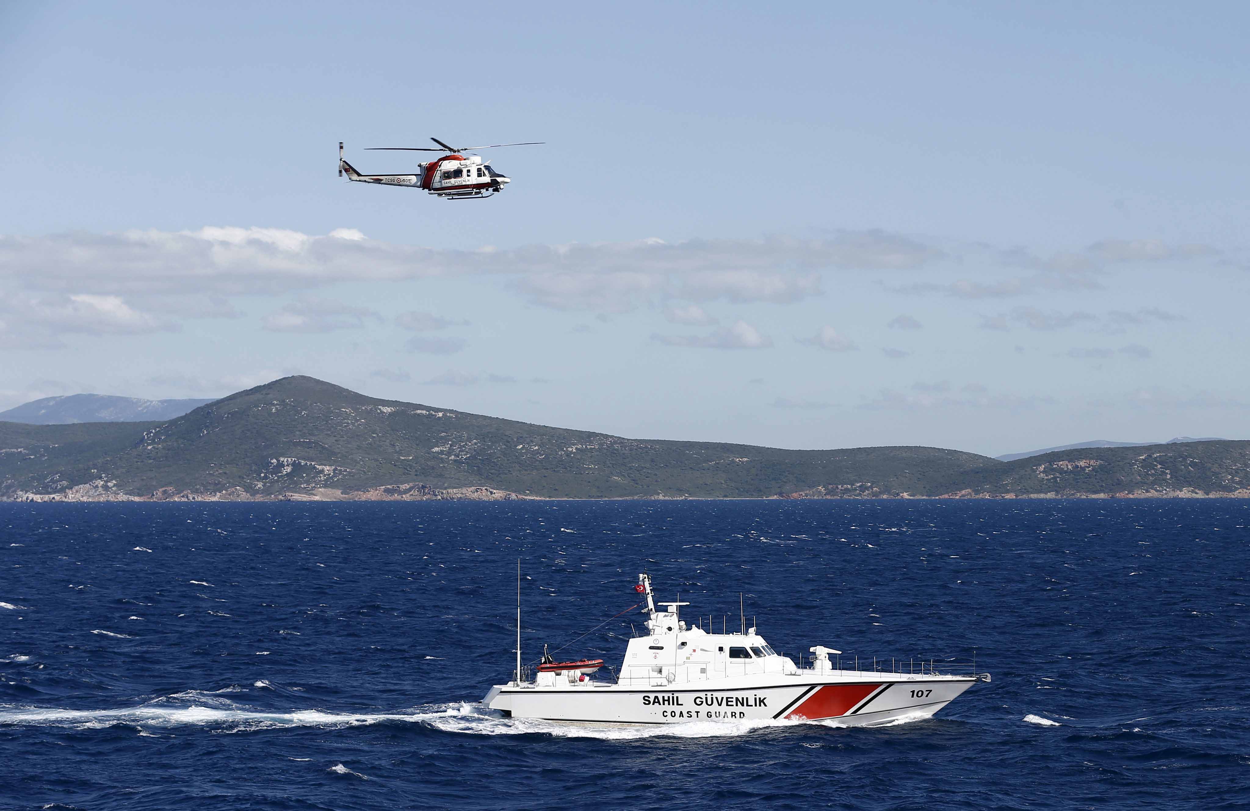 Archivfoto: Ein Schiff und ein Hubschrauber der türkischen Küstenwache vor der griechischen Insel Chios | picture alliance / dpa