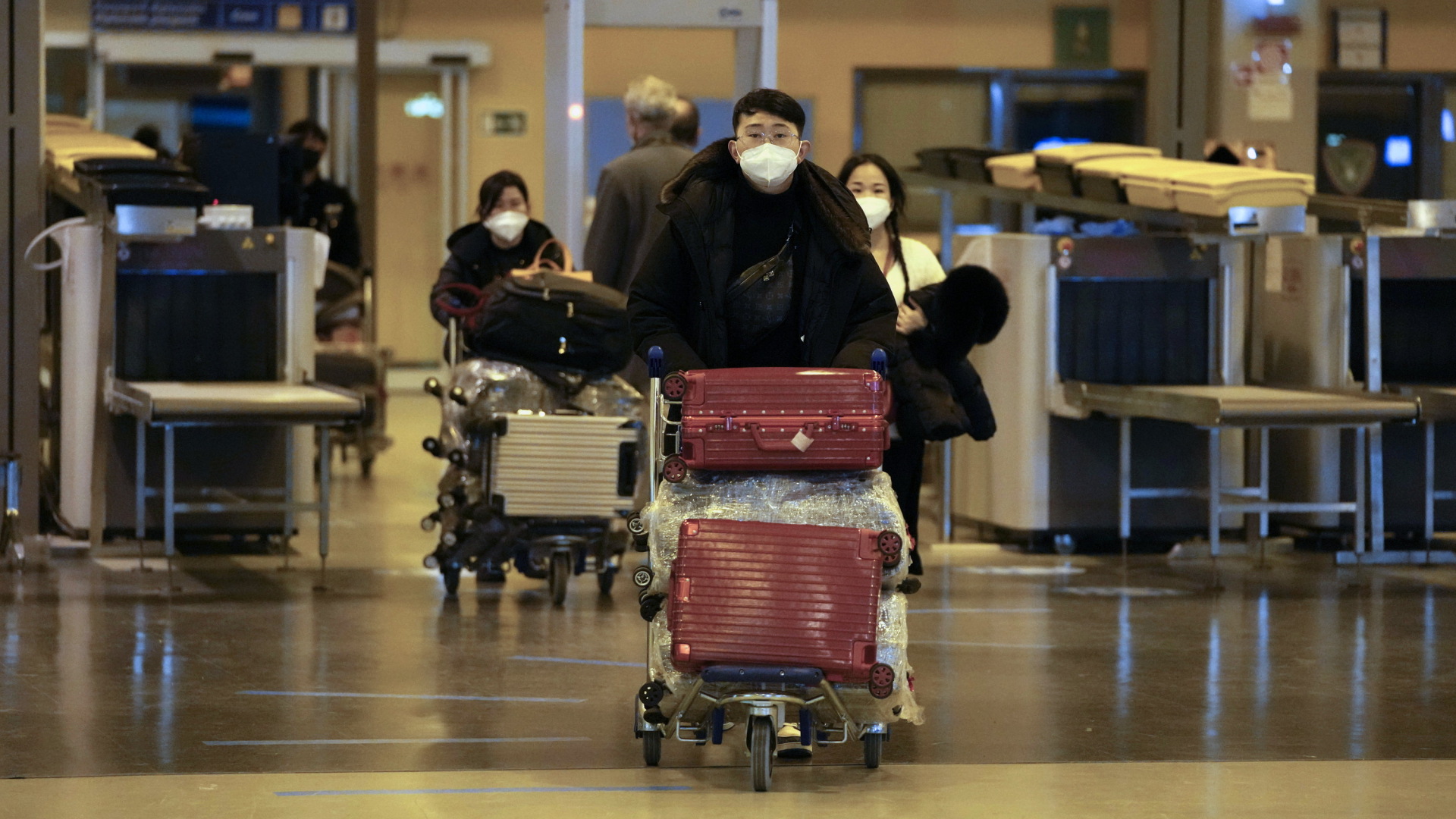 Reisende aus China kommen am Flughafen in Rom an. | AP